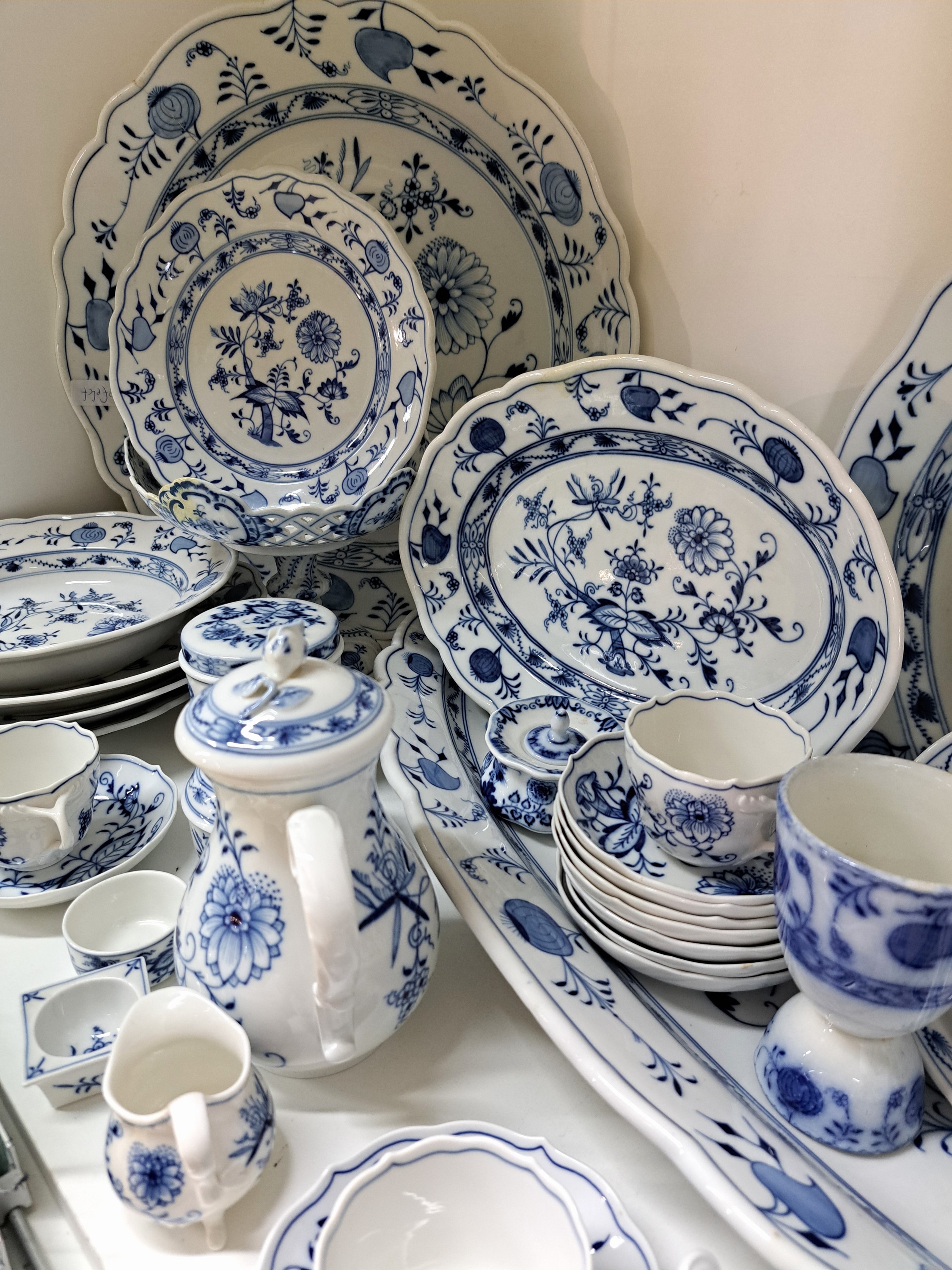 Detail c: Serviceteile, Meissen und Stadt Meissen bzw. C. Teichert, vor 1930, Zwiebelmuster, Porzellan,Meissen: 9 Mokkatassen mit UT (2 .Wahl), Mokkakanne, ...