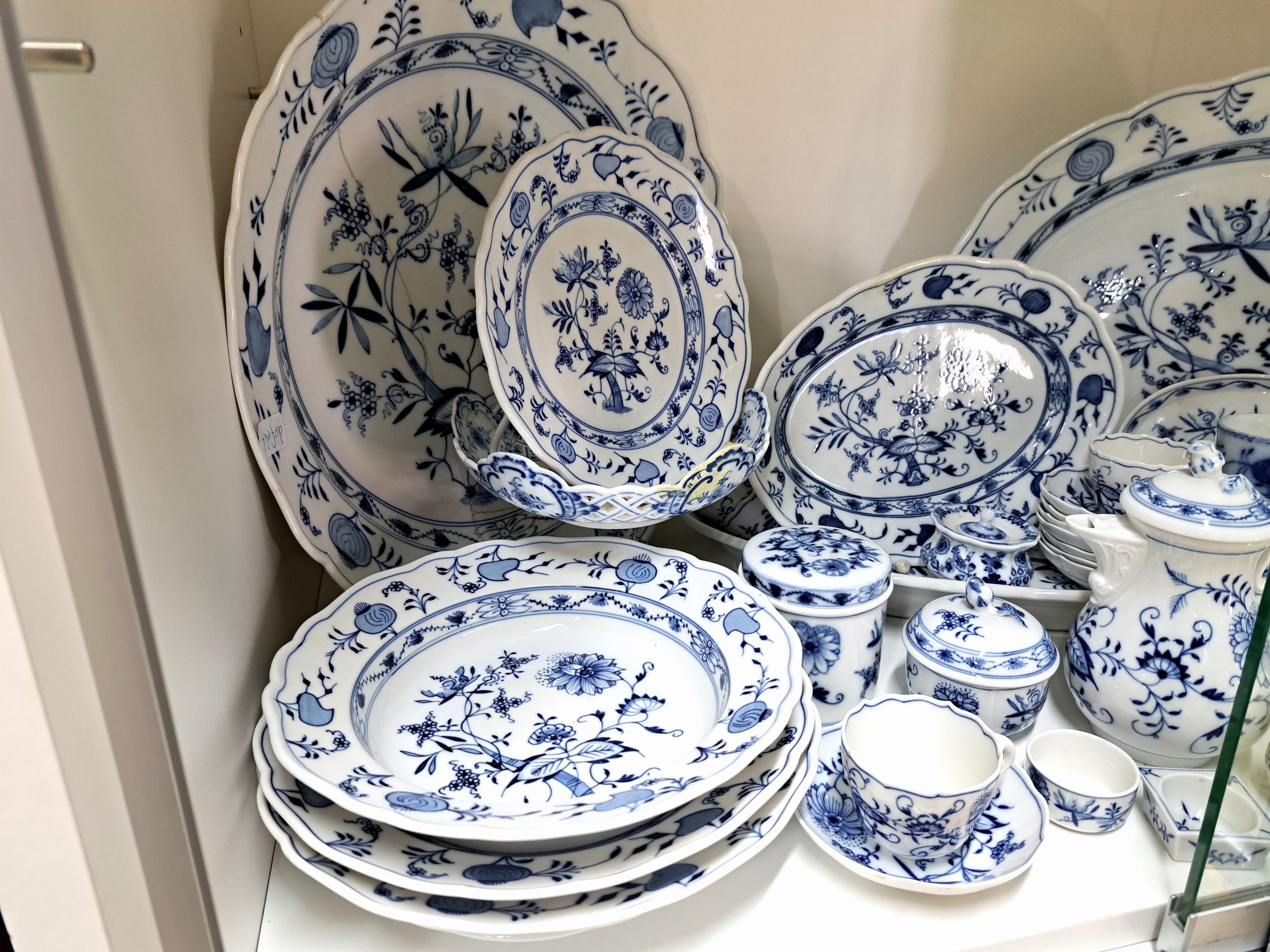 Detail d: Serviceteile, Meissen und Stadt Meissen bzw. C. Teichert, vor 1930, Zwiebelmuster, Porzellan,Meissen: 9 Mokkatassen mit UT (2 .Wahl), Mokkakanne, ...