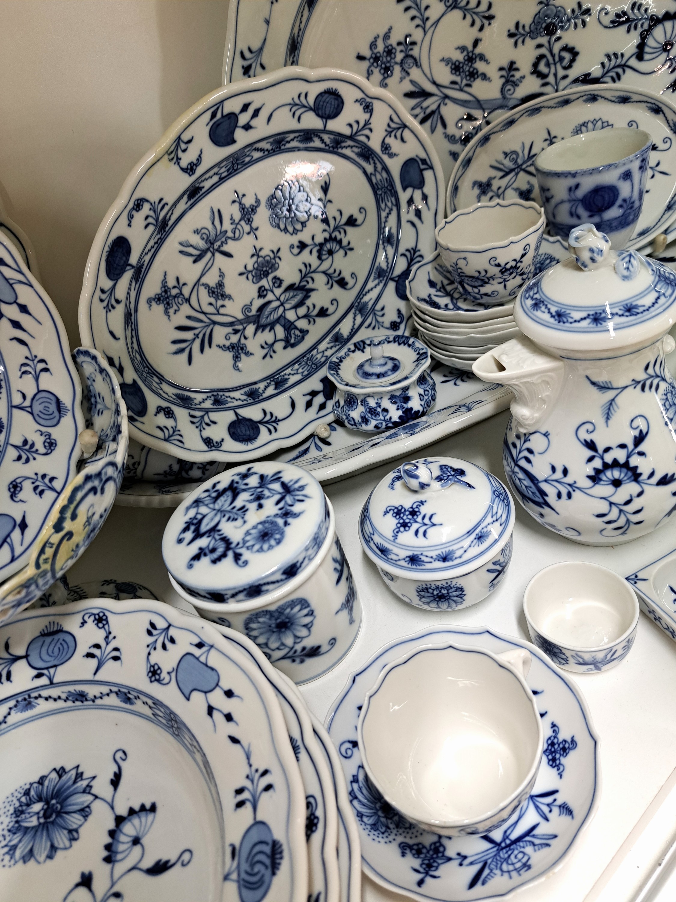 Detail e: Serviceteile, Meissen und Stadt Meissen bzw. C. Teichert, vor 1930, Zwiebelmuster, Porzellan,Meissen: 9 Mokkatassen mit UT (2 .Wahl), Mokkakanne, ...