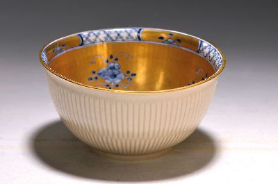Image 26970219 - Hohe Schüssel mit Goldfond, Meissen, 1740-65 , Porzellan, innen Blumendekor in ...
