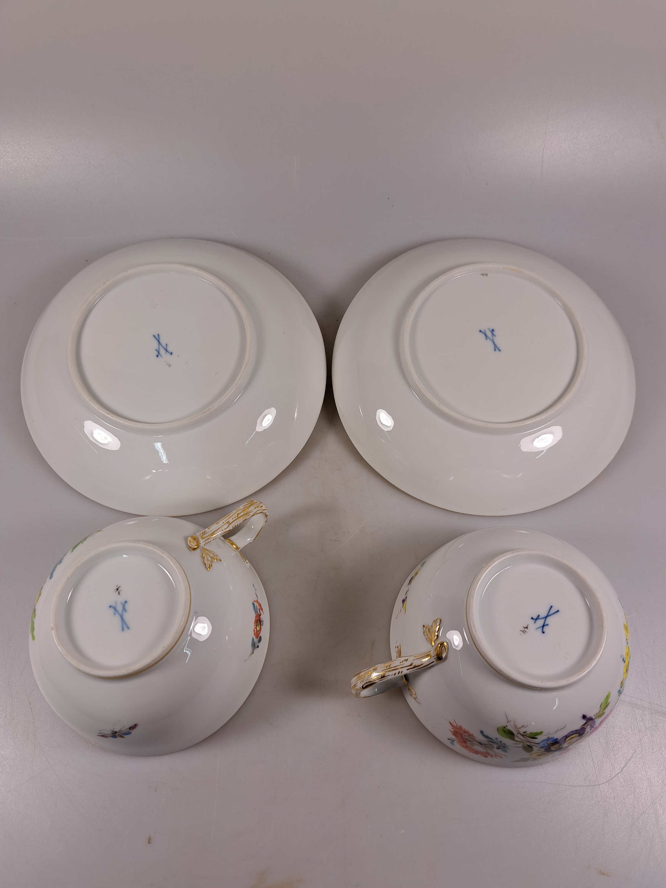 Detail a: 4 Cappuccino Tassen mit UT und 4 Teetassen mit UT, Meissen, vor 1924, Porzellan, 1000- Form, Goldstaffage, Blumenmalerei alte Manier mit Insekten, ...