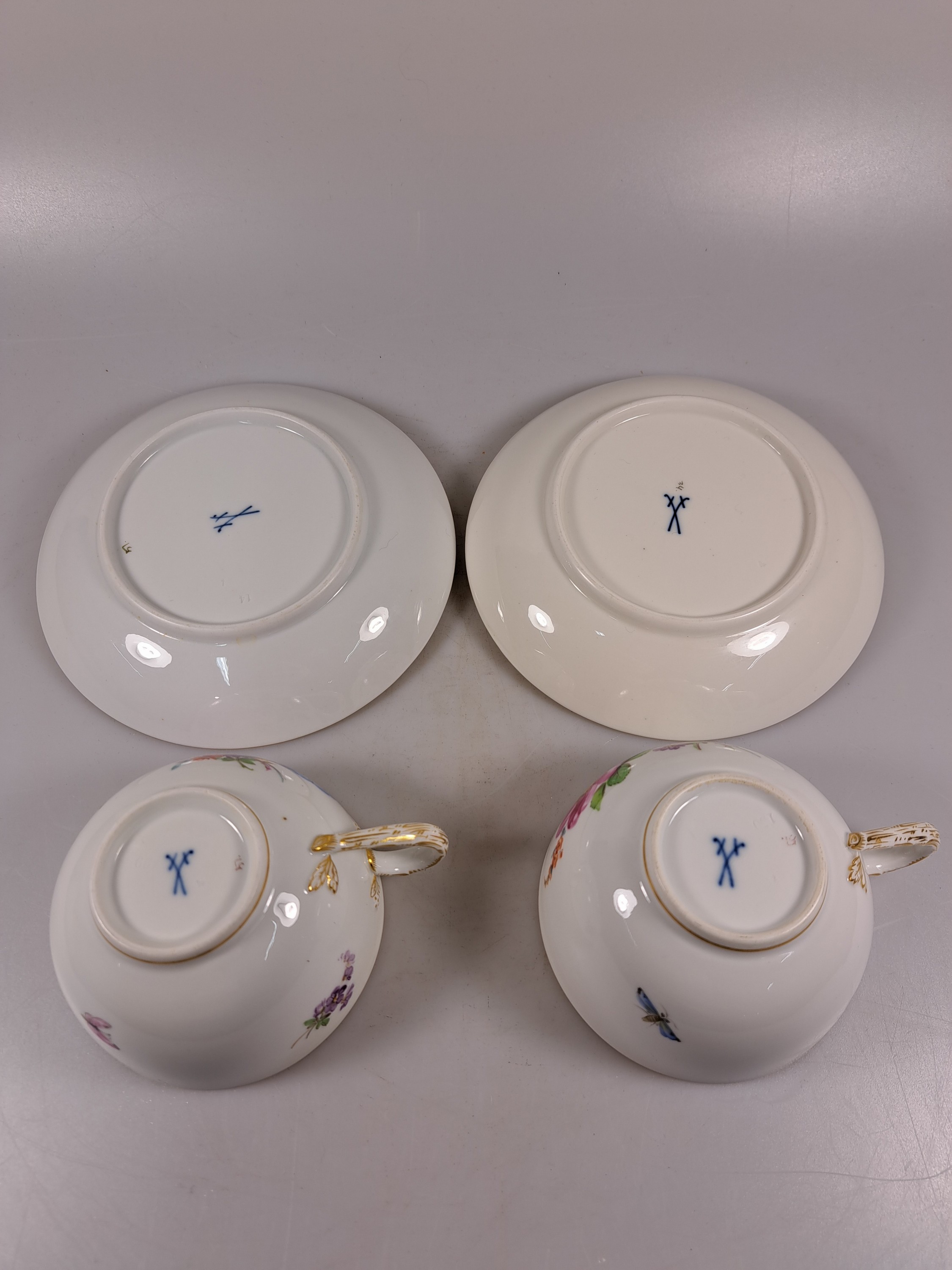 Detail b: 4 Cappuccino Tassen mit UT und 4 Teetassen mit UT, Meissen, vor 1924, Porzellan, 1000- Form, Goldstaffage, Blumenmalerei alte Manier mit Insekten, ...