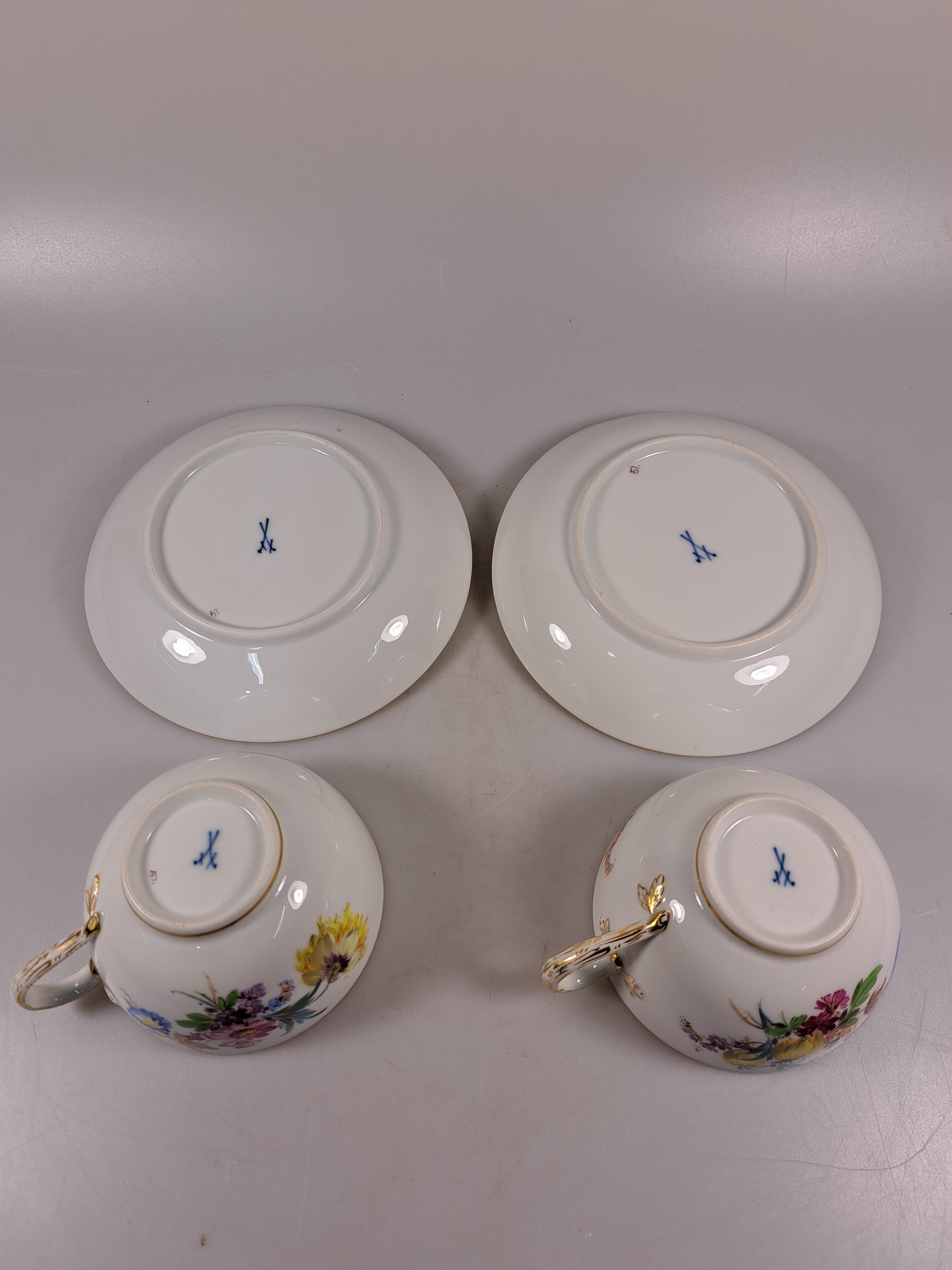 Detail c: 4 Cappuccino Tassen mit UT und 4 Teetassen mit UT, Meissen, vor 1924, Porzellan, 1000- Form, Goldstaffage, Blumenmalerei alte Manier mit Insekten, ...