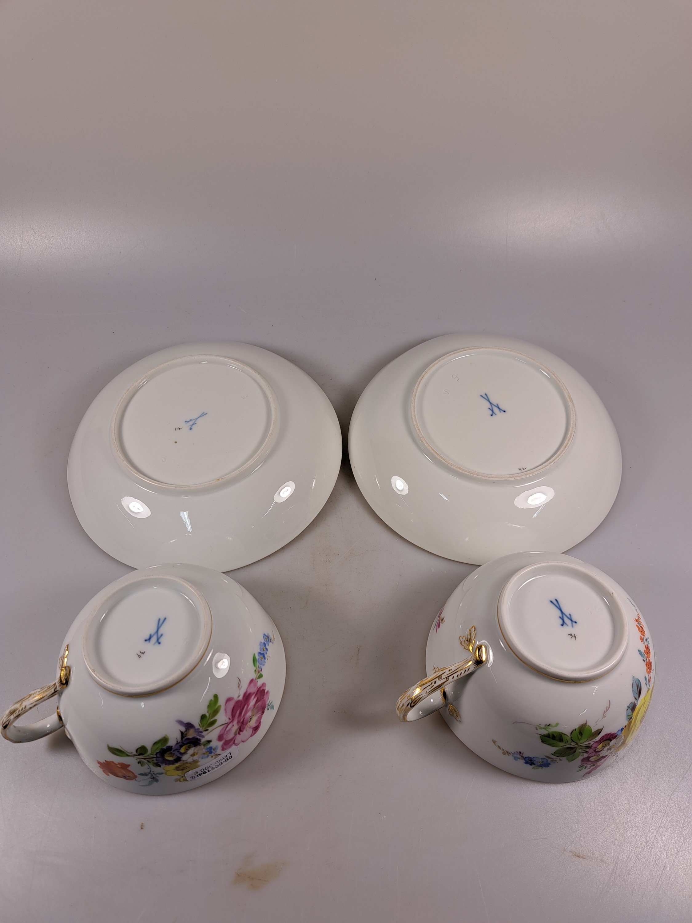 Detail d: 4 Cappuccino Tassen mit UT und 4 Teetassen mit UT, Meissen, vor 1924, Porzellan, 1000- Form, Goldstaffage, Blumenmalerei alte Manier mit Insekten, ...
