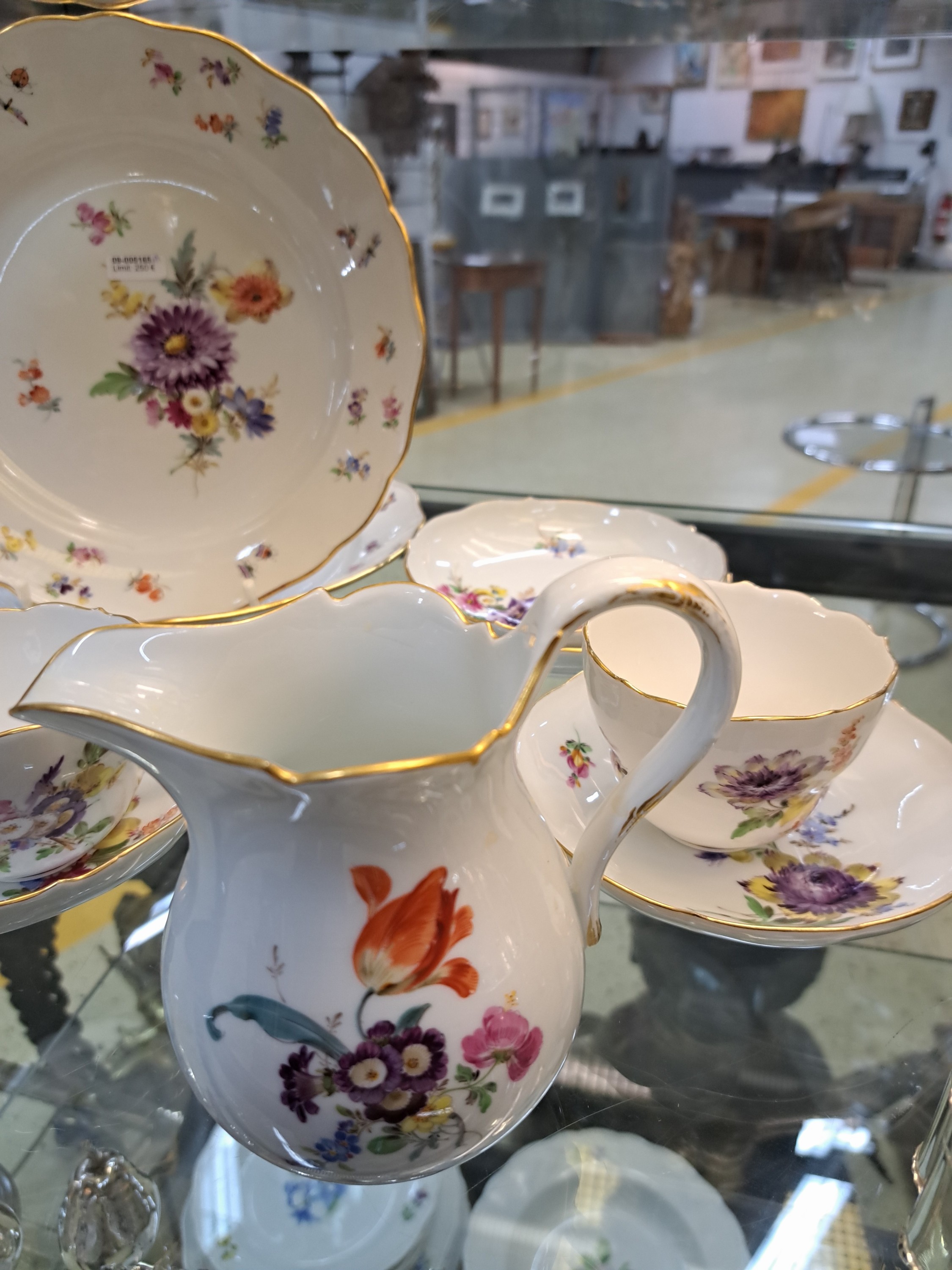 Detail a: Serviceteile, Meissen, nach 1924, Porzellan, Goldrand, Blumen- und Insektenmalerei, Paar Speiseteller D. 24,5 cm, 3 Kaffeetassen mit 5 UT, ...