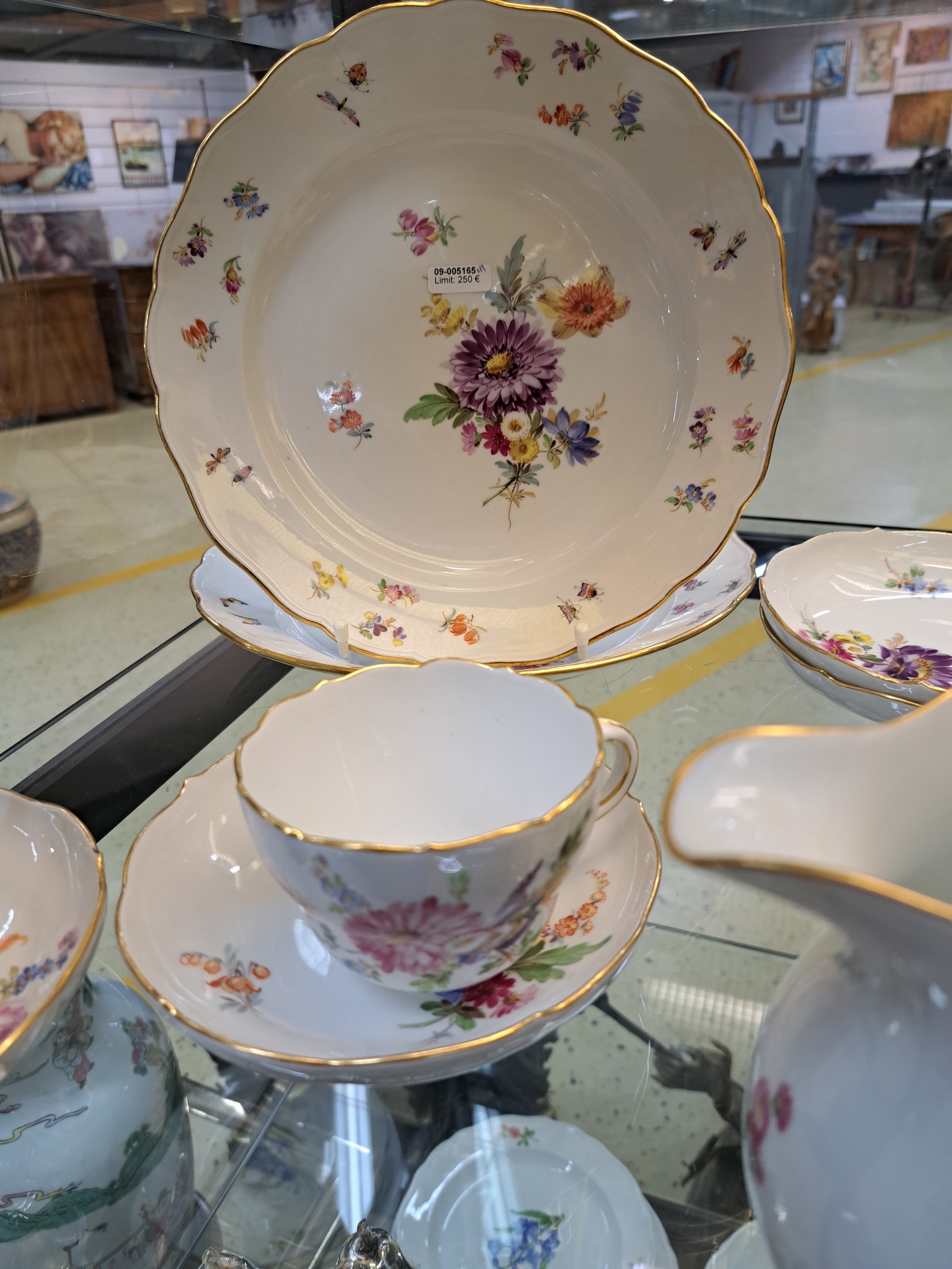 Detail b: Serviceteile, Meissen, nach 1924, Porzellan, Goldrand, Blumen- und Insektenmalerei, Paar Speiseteller D. 24,5 cm, 3 Kaffeetassen mit 5 UT, ...