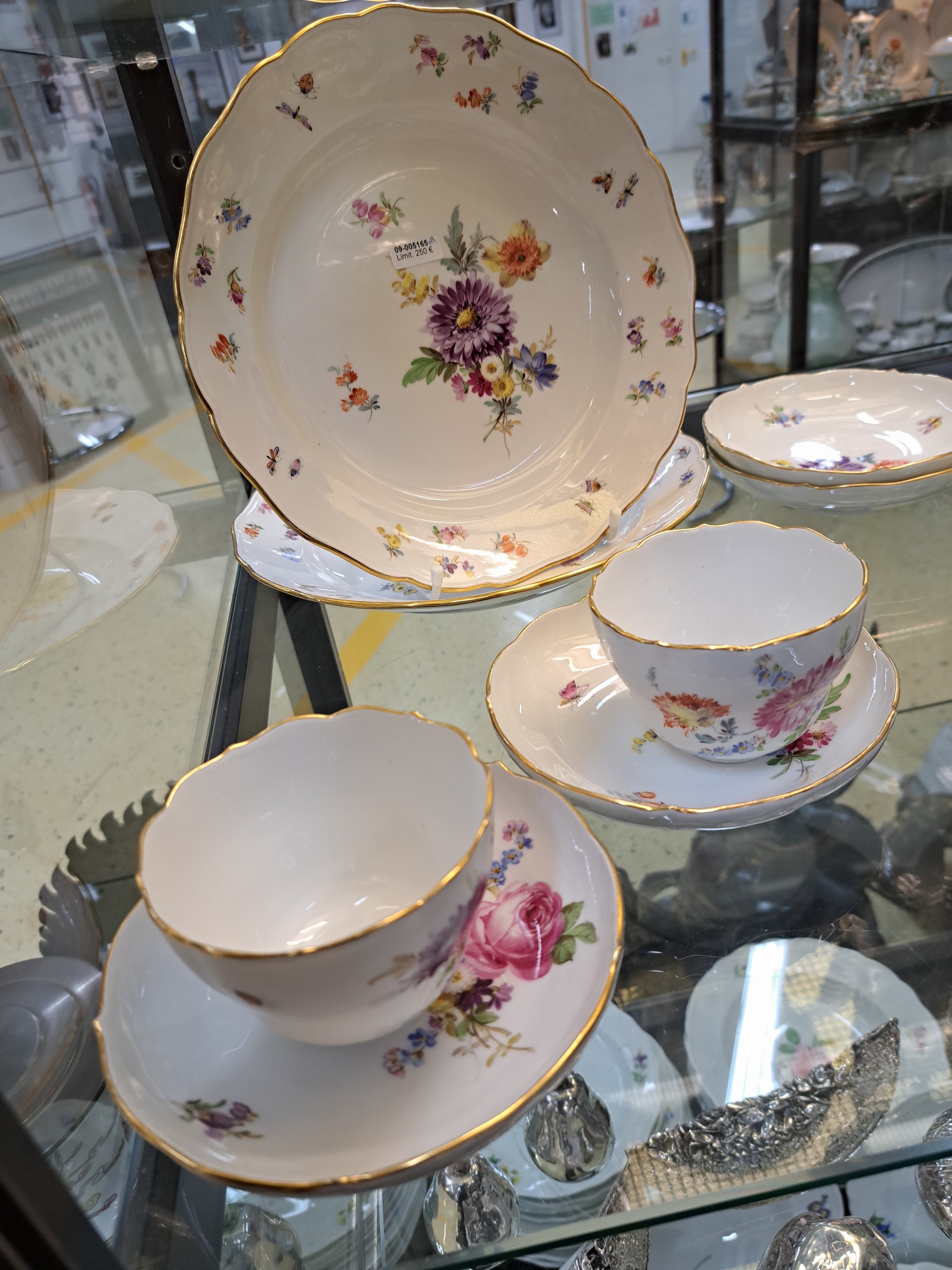 Detail c: Serviceteile, Meissen, nach 1924, Porzellan, Goldrand, Blumen- und Insektenmalerei, Paar Speiseteller D. 24,5 cm, 3 Kaffeetassen mit 5 UT, ...