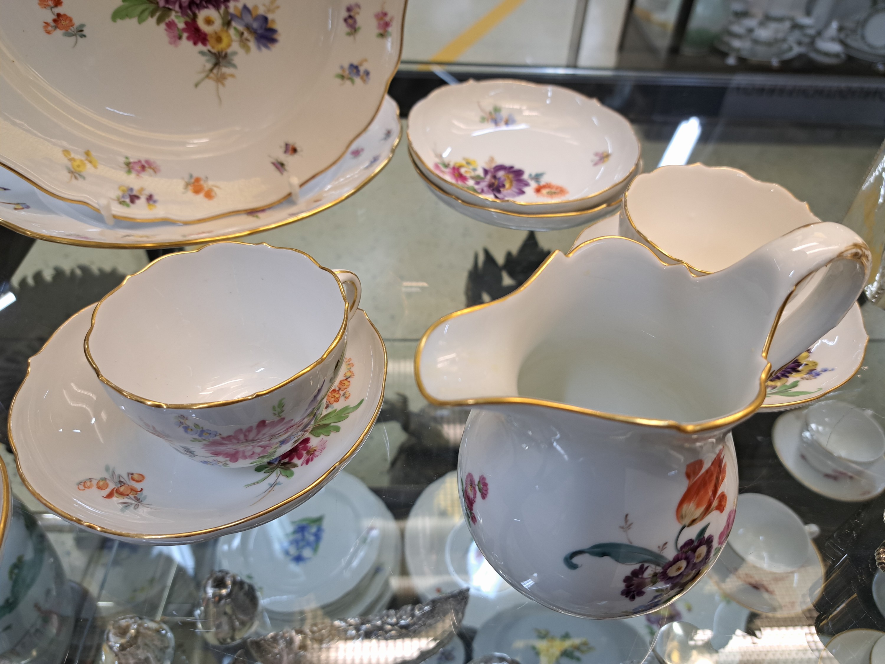 Detail d: Serviceteile, Meissen, nach 1924, Porzellan, Goldrand, Blumen- und Insektenmalerei, Paar Speiseteller D. 24,5 cm, 3 Kaffeetassen mit 5 UT, ...