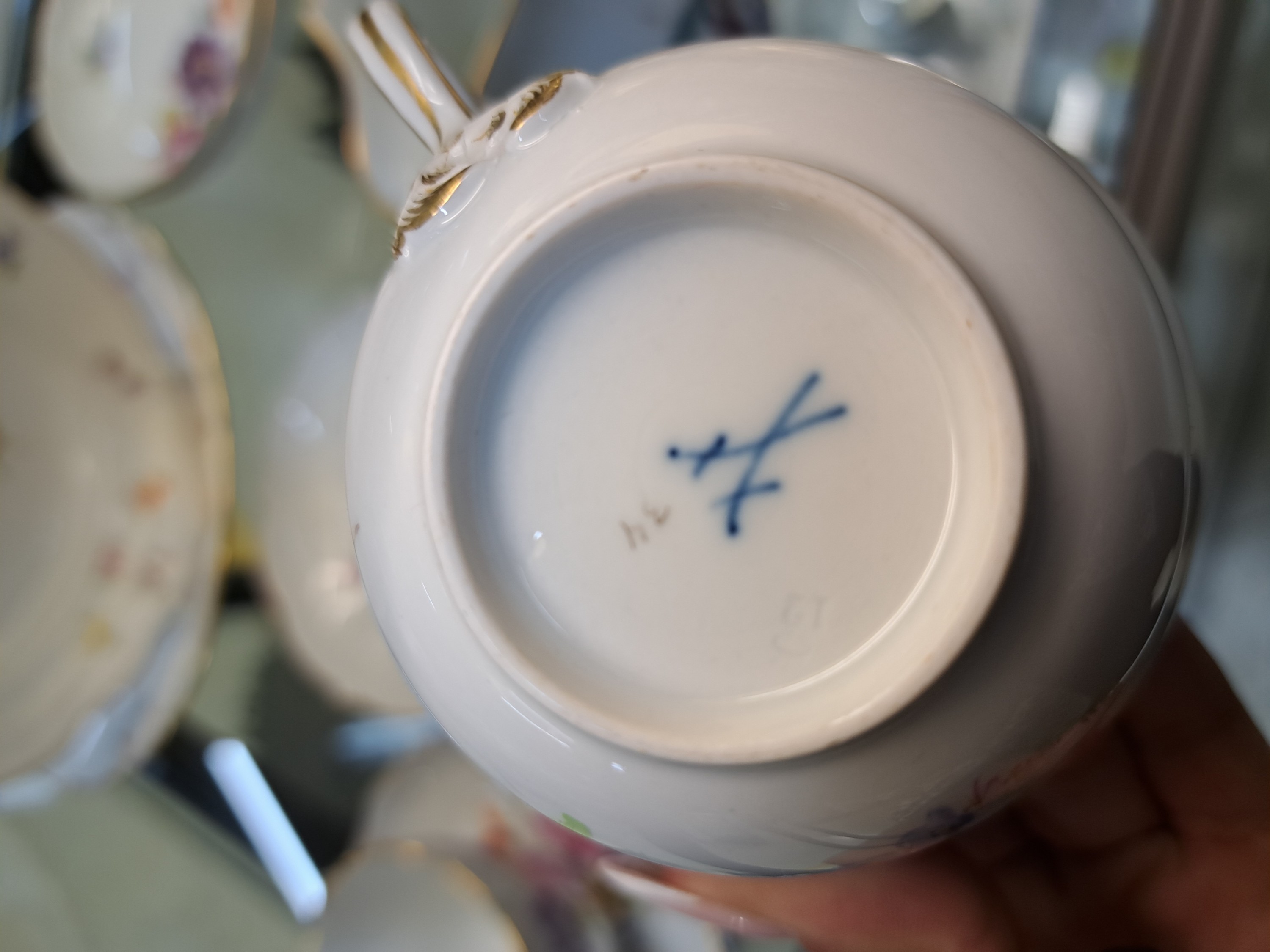 Detail e: Serviceteile, Meissen, nach 1924, Porzellan, Goldrand, Blumen- und Insektenmalerei, Paar Speiseteller D. 24,5 cm, 3 Kaffeetassen mit 5 UT, ...