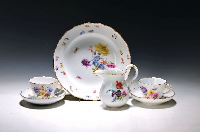 Image 26970382 - Serviceteile, Meissen, nach 1924, Porzellan, Goldrand, Blumen- und Insektenmalerei, Paar ...