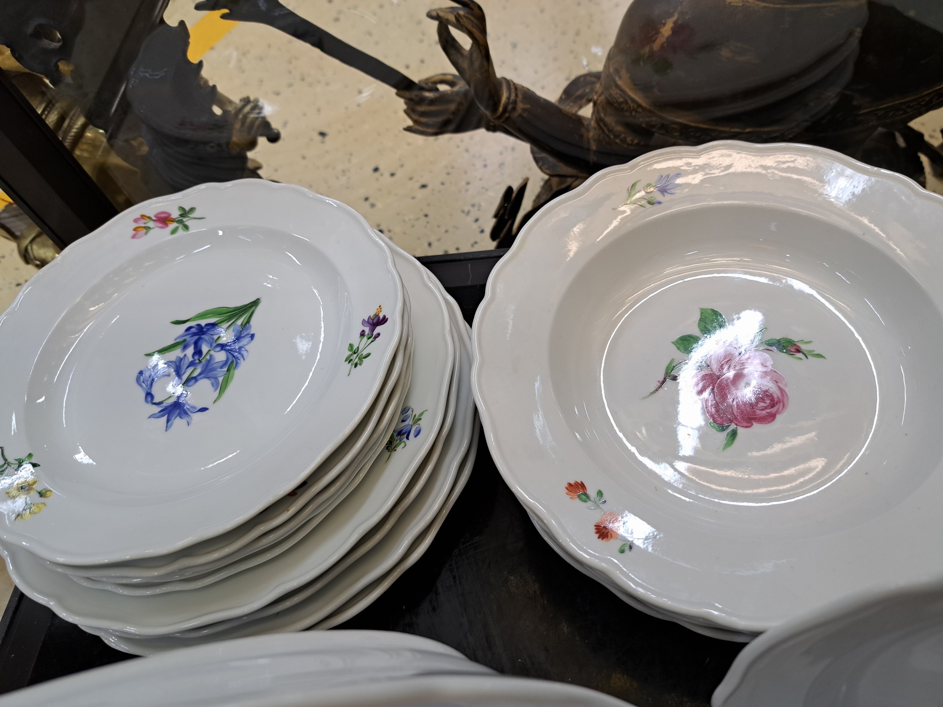 Detail a: Serviceteile, Meissen, 1924-34, 2.Wahl, Porzellan, Blume I, ohne Goldrand, 6 flache Teller D. 21 cm, 6 tiefe Teller D. 23,5 cm, 5 Menüteller D. 25 ...
