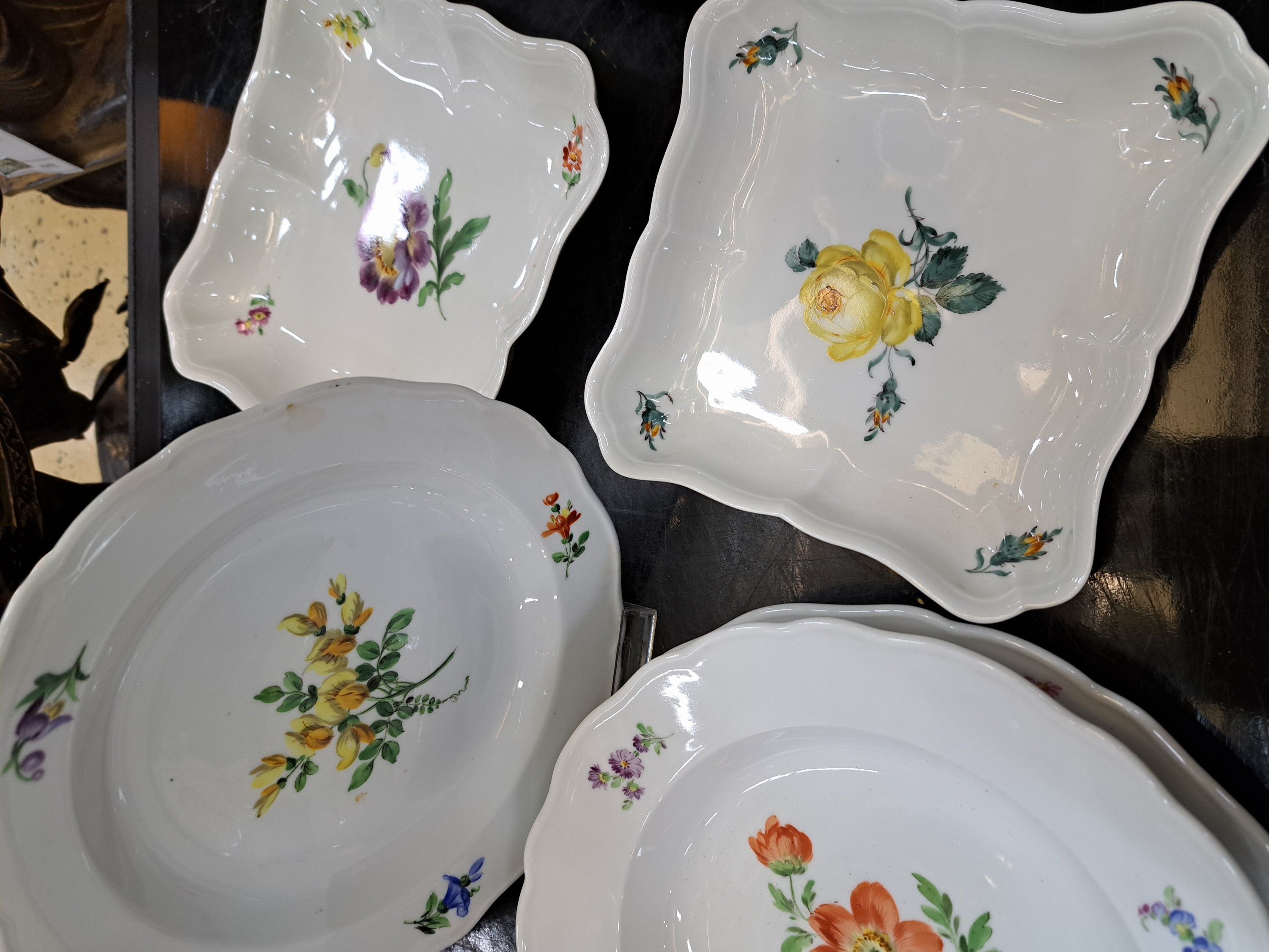 Detail b: Serviceteile, Meissen, 1924-34, 2.Wahl, Porzellan, Blume I, ohne Goldrand, 6 flache Teller D. 21 cm, 6 tiefe Teller D. 23,5 cm, 5 Menüteller D. 25 ...