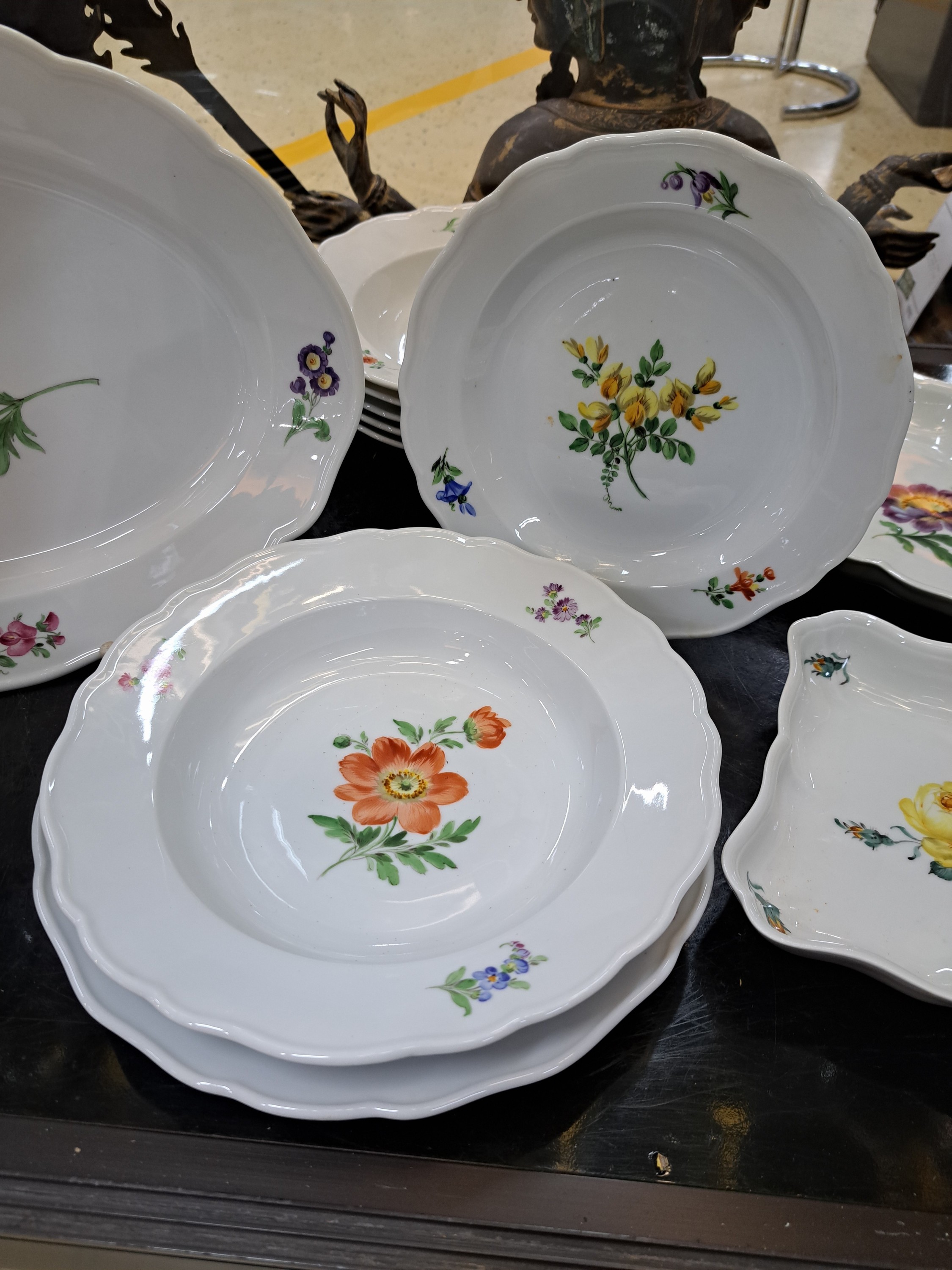 Detail c: Serviceteile, Meissen, 1924-34, 2.Wahl, Porzellan, Blume I, ohne Goldrand, 6 flache Teller D. 21 cm, 6 tiefe Teller D. 23,5 cm, 5 Menüteller D. 25 ...