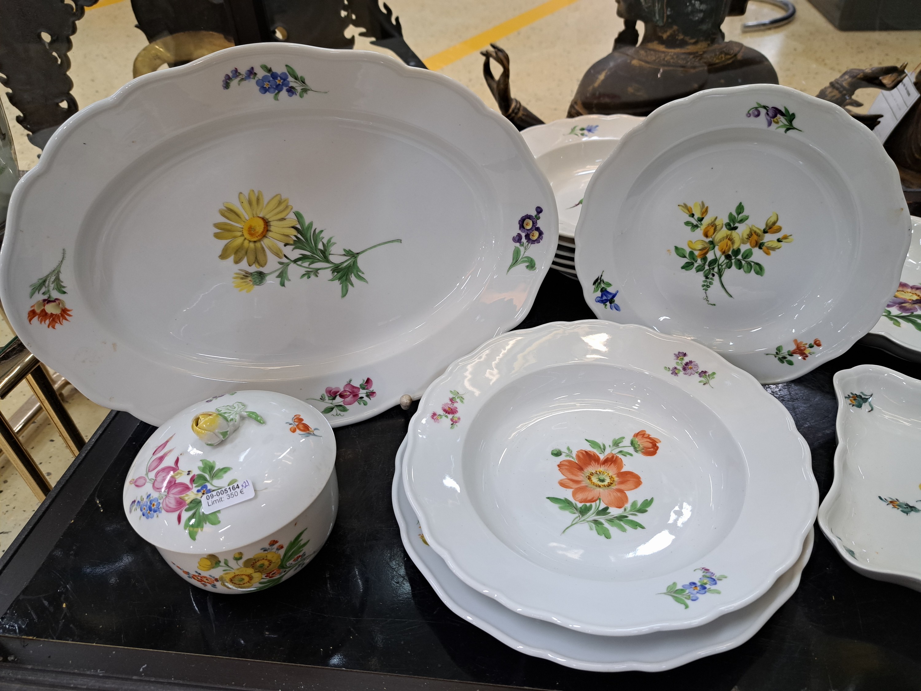 Detail d: Serviceteile, Meissen, 1924-34, 2.Wahl, Porzellan, Blume I, ohne Goldrand, 6 flache Teller D. 21 cm, 6 tiefe Teller D. 23,5 cm, 5 Menüteller D. 25 ...