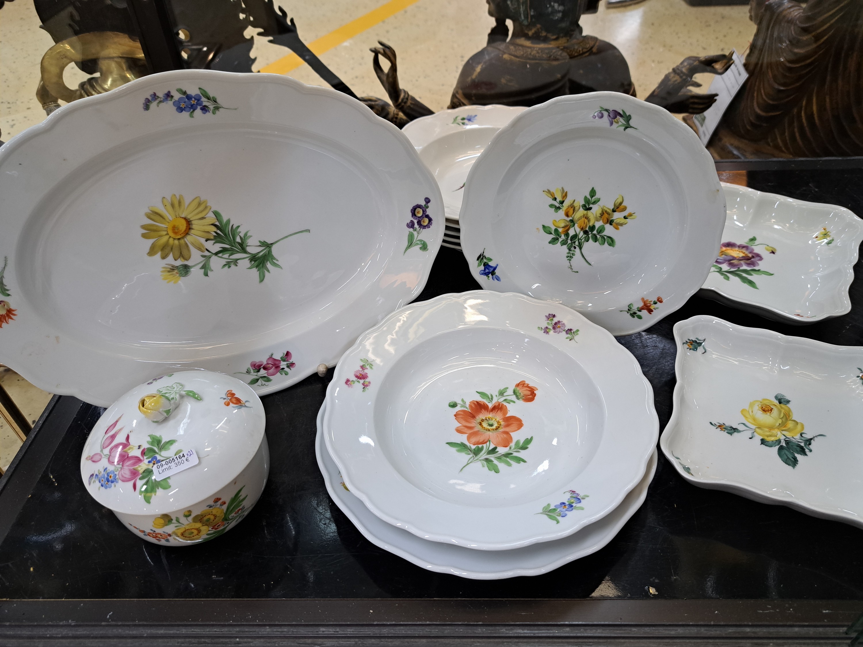 Detail e: Serviceteile, Meissen, 1924-34, 2.Wahl, Porzellan, Blume I, ohne Goldrand, 6 flache Teller D. 21 cm, 6 tiefe Teller D. 23,5 cm, 5 Menüteller D. 25 ...