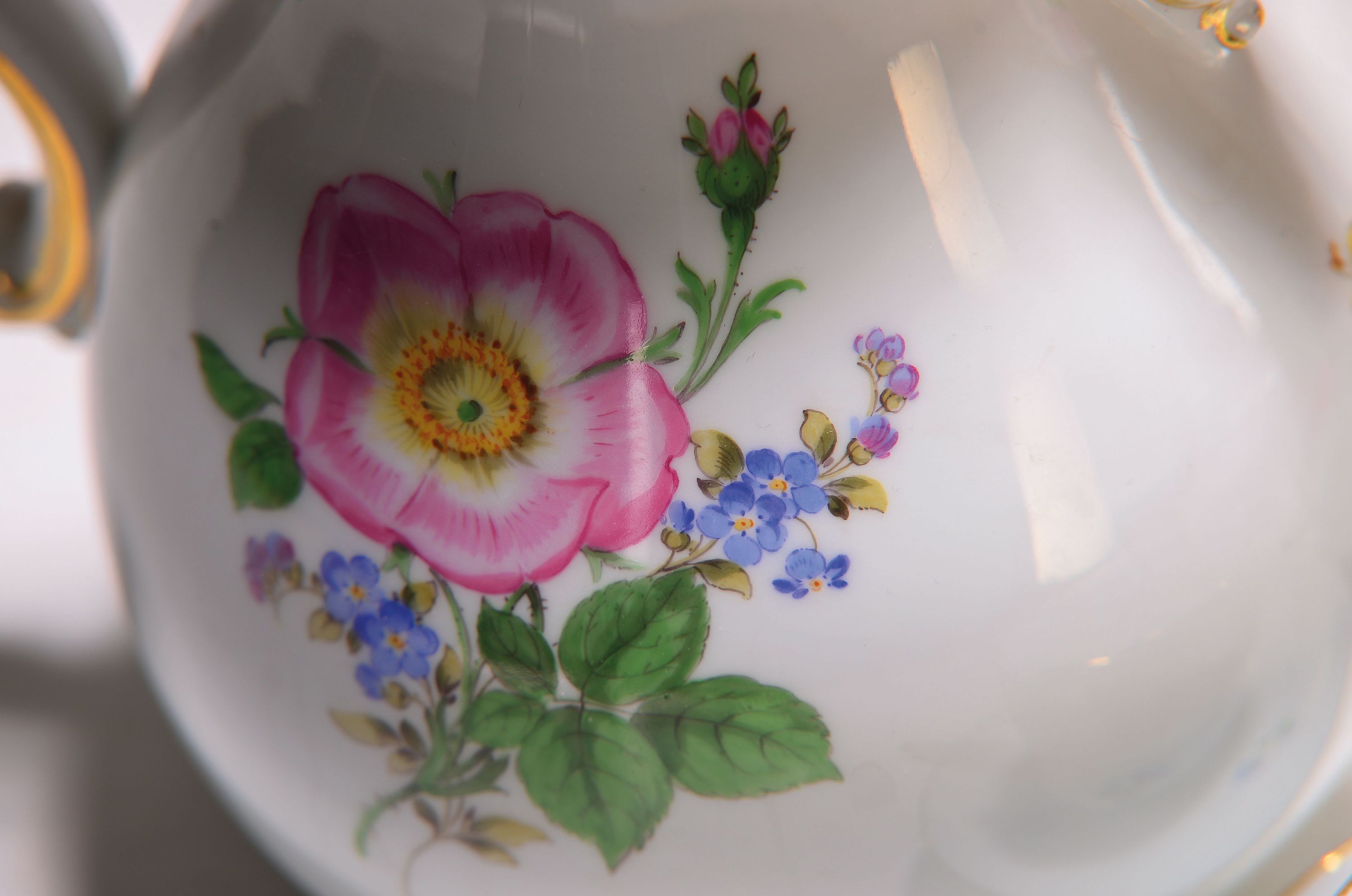 Detail a: Kaffeeservice, Meissen, 20.Jh., z.T. 2.Wahl, Porzellan, Goldrand, Blume I, 7 Kaffeetassen mit UT (1x 2.Wahl), 8 Teller (2. Wahl), Kaffeekanne ...