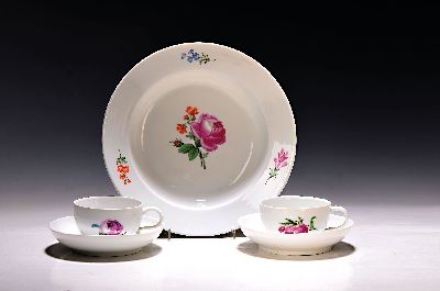 Image 26970514 - 2 Tassen mit UT und ein Teller, Meissen, Marcolini Zeit, 1774-1814, Porzellan, Dekor ...
