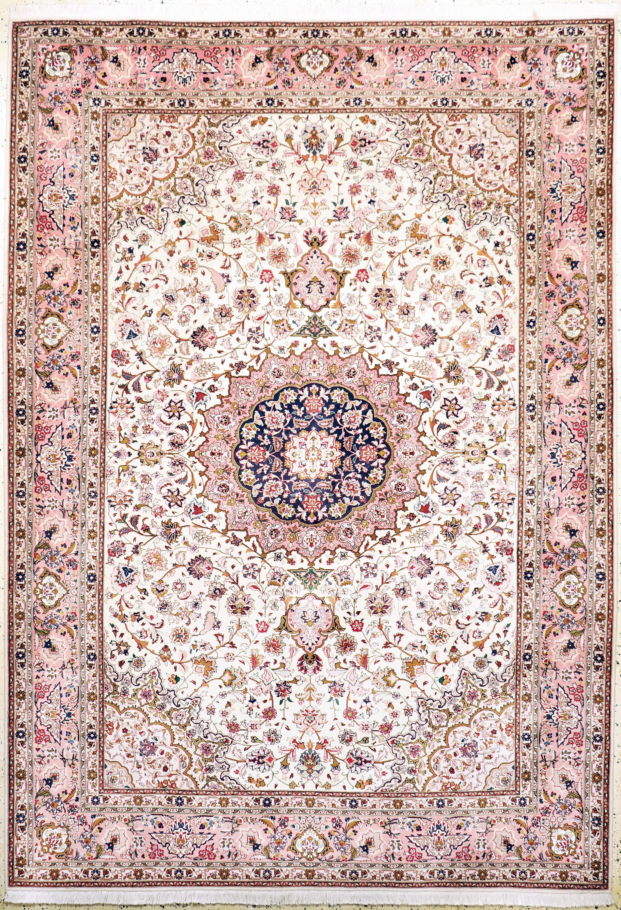 Täbriz fein(50 Raj), Persien, Ende 20.Jhd, Korkwolle mit Seide, ca. 298 x 208 cm, ca. 500.000 Kn/qm, Reinigungsbedürftig, EHZ: 2