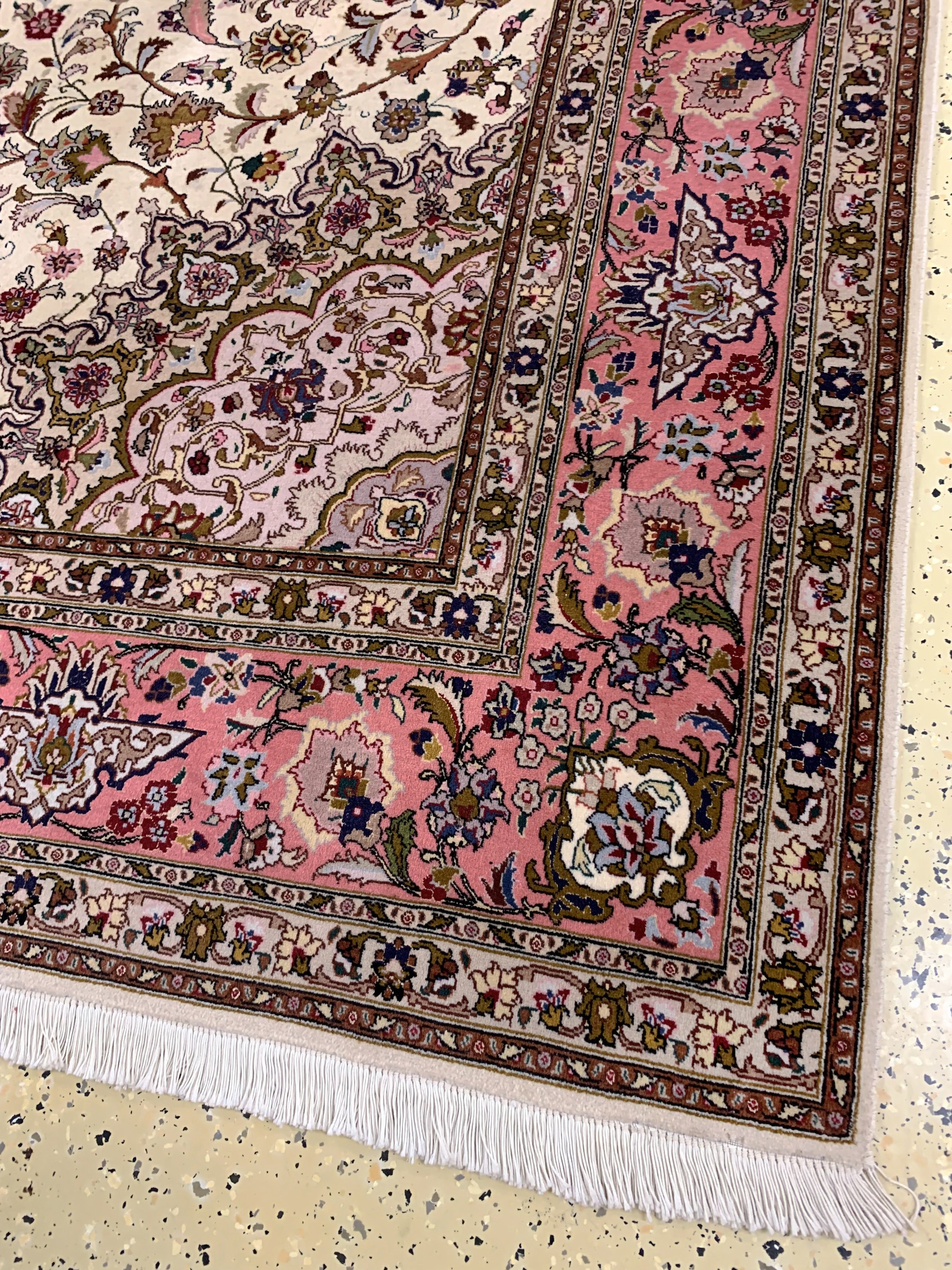 Detail a: Täbriz fein(50 Raj), Persien, Ende 20.Jhd, Korkwolle mit Seide, ca. 298 x 208 cm, ca. 500.000 Kn/qm, Reinigungsbedürftig, EHZ: 2