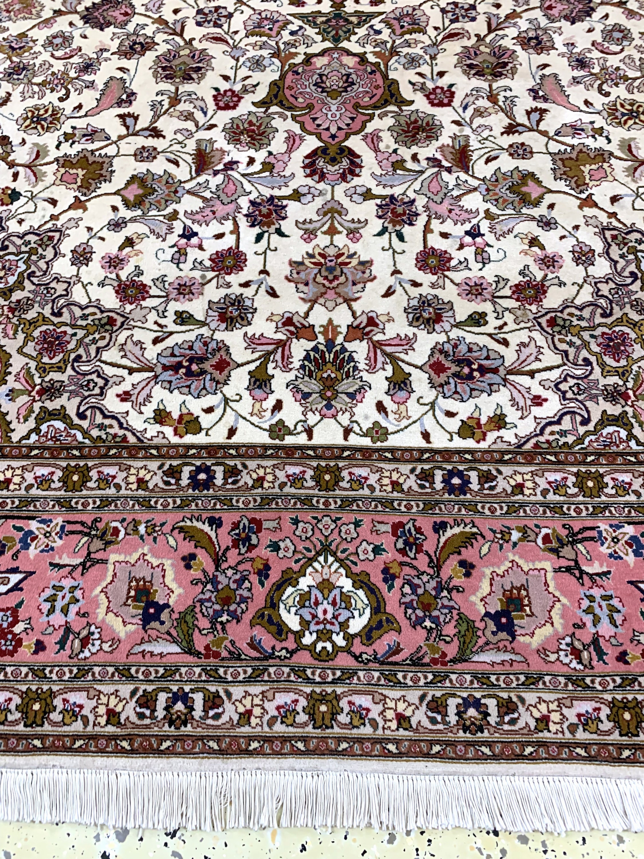 Detail b: Täbriz fein(50 Raj), Persien, Ende 20.Jhd, Korkwolle mit Seide, ca. 298 x 208 cm, ca. 500.000 Kn/qm, Reinigungsbedürftig, EHZ: 2