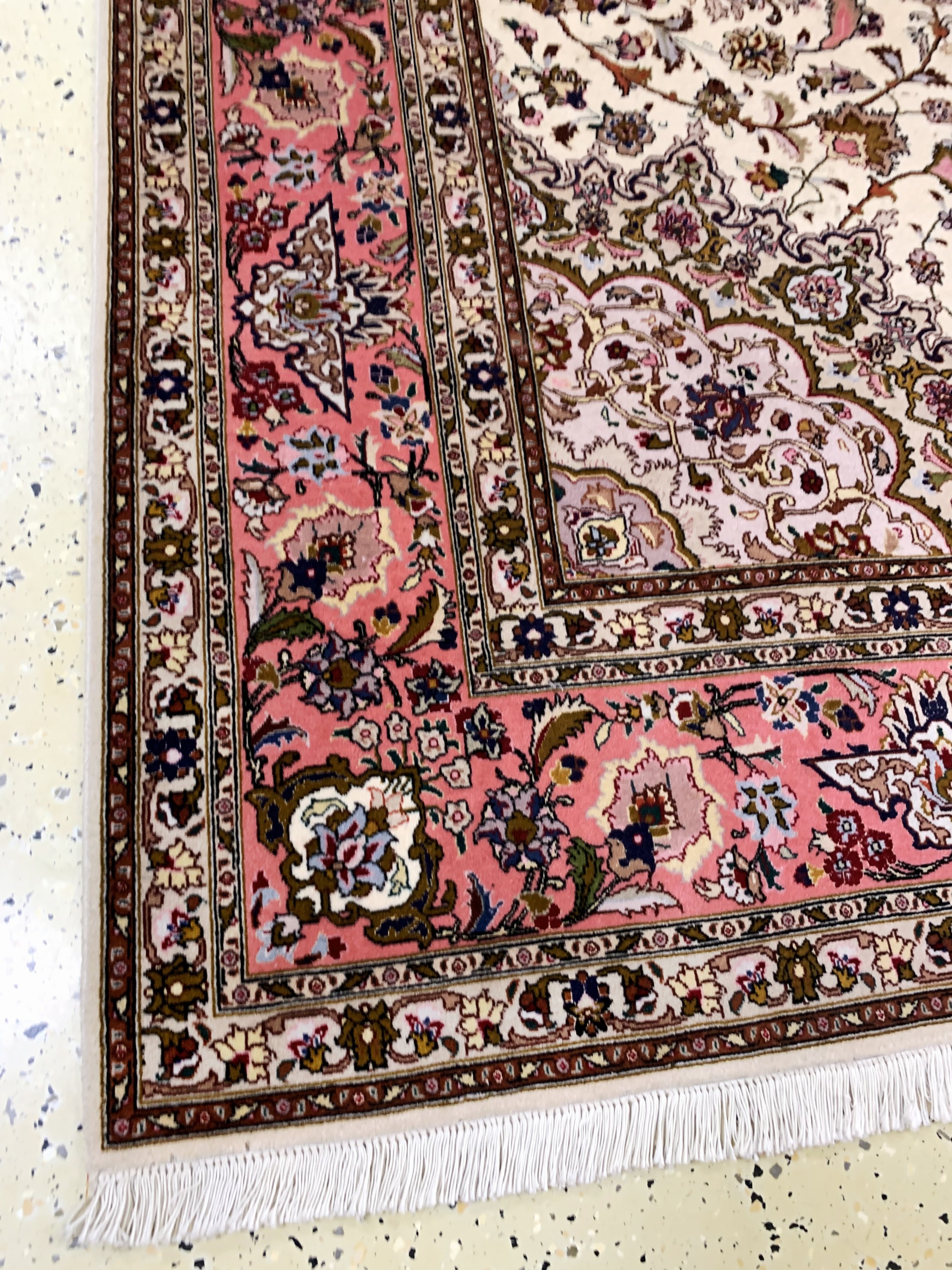 Detail c: Täbriz fein(50 Raj), Persien, Ende 20.Jhd, Korkwolle mit Seide, ca. 298 x 208 cm, ca. 500.000 Kn/qm, Reinigungsbedürftig, EHZ: 2