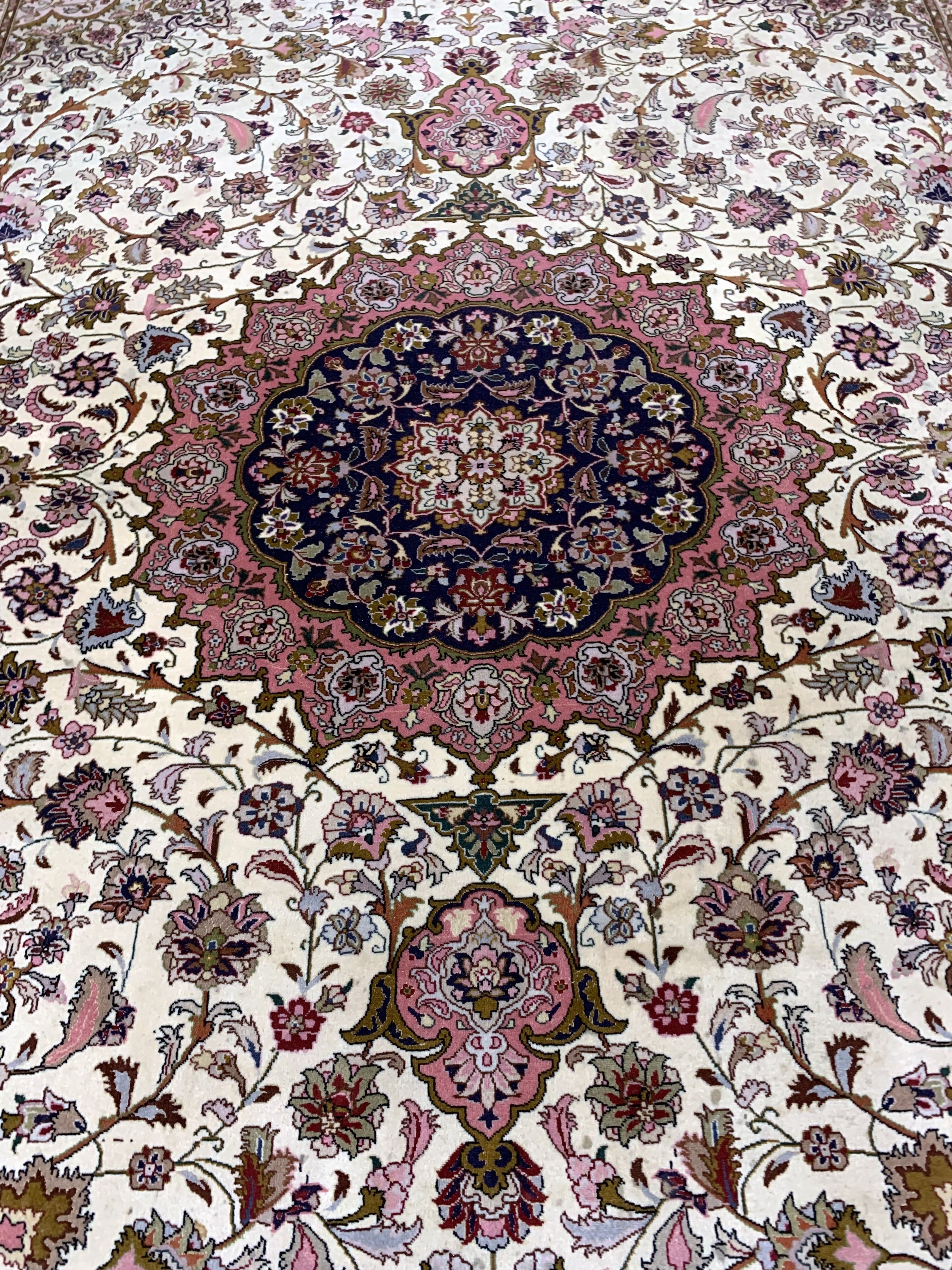 Detail d: Täbriz fein(50 Raj), Persien, Ende 20.Jhd, Korkwolle mit Seide, ca. 298 x 208 cm, ca. 500.000 Kn/qm, Reinigungsbedürftig, EHZ: 2
