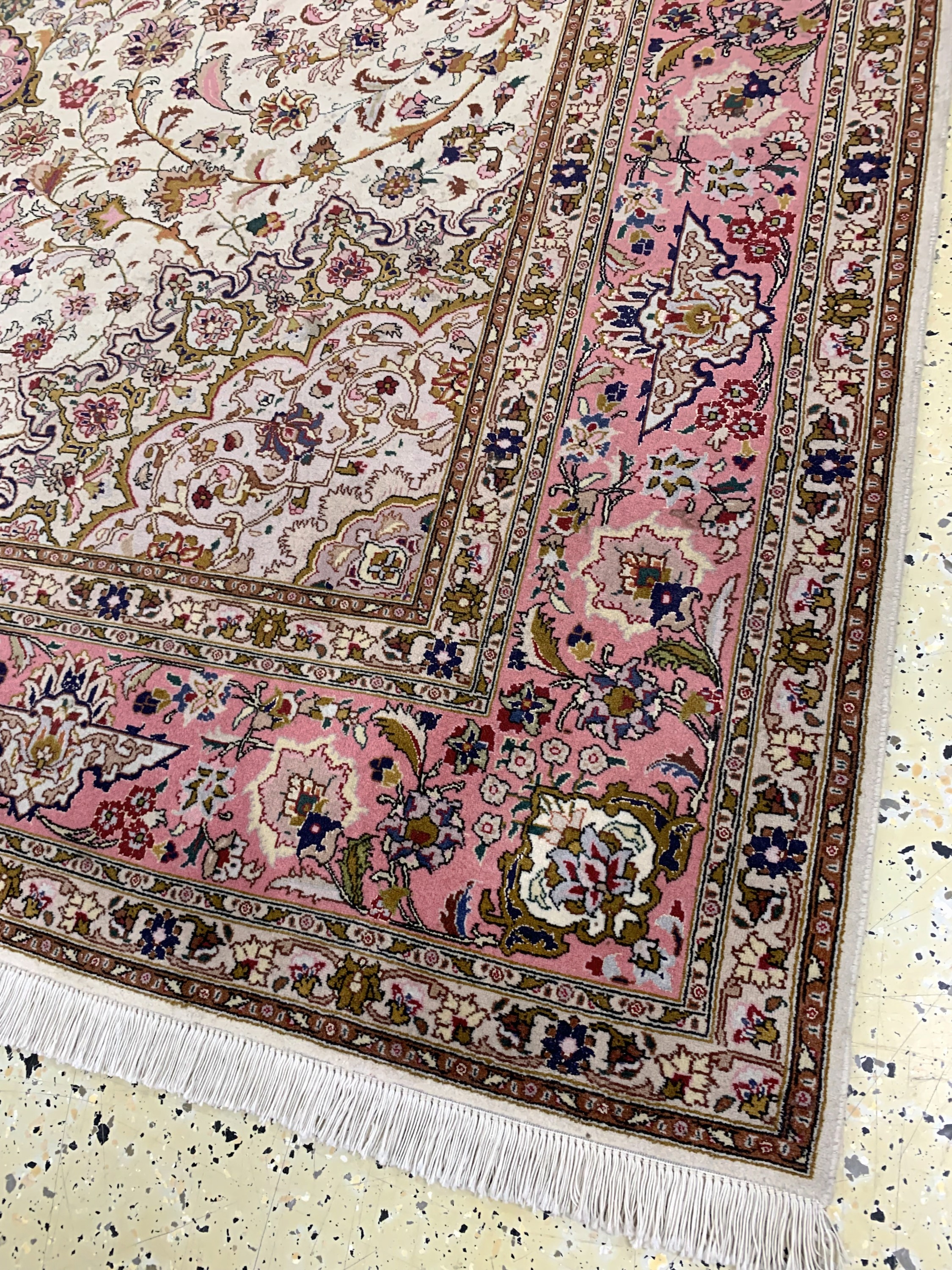 Detail e: Täbriz fein(50 Raj), Persien, Ende 20.Jhd, Korkwolle mit Seide, ca. 298 x 208 cm, ca. 500.000 Kn/qm, Reinigungsbedürftig, EHZ: 2
