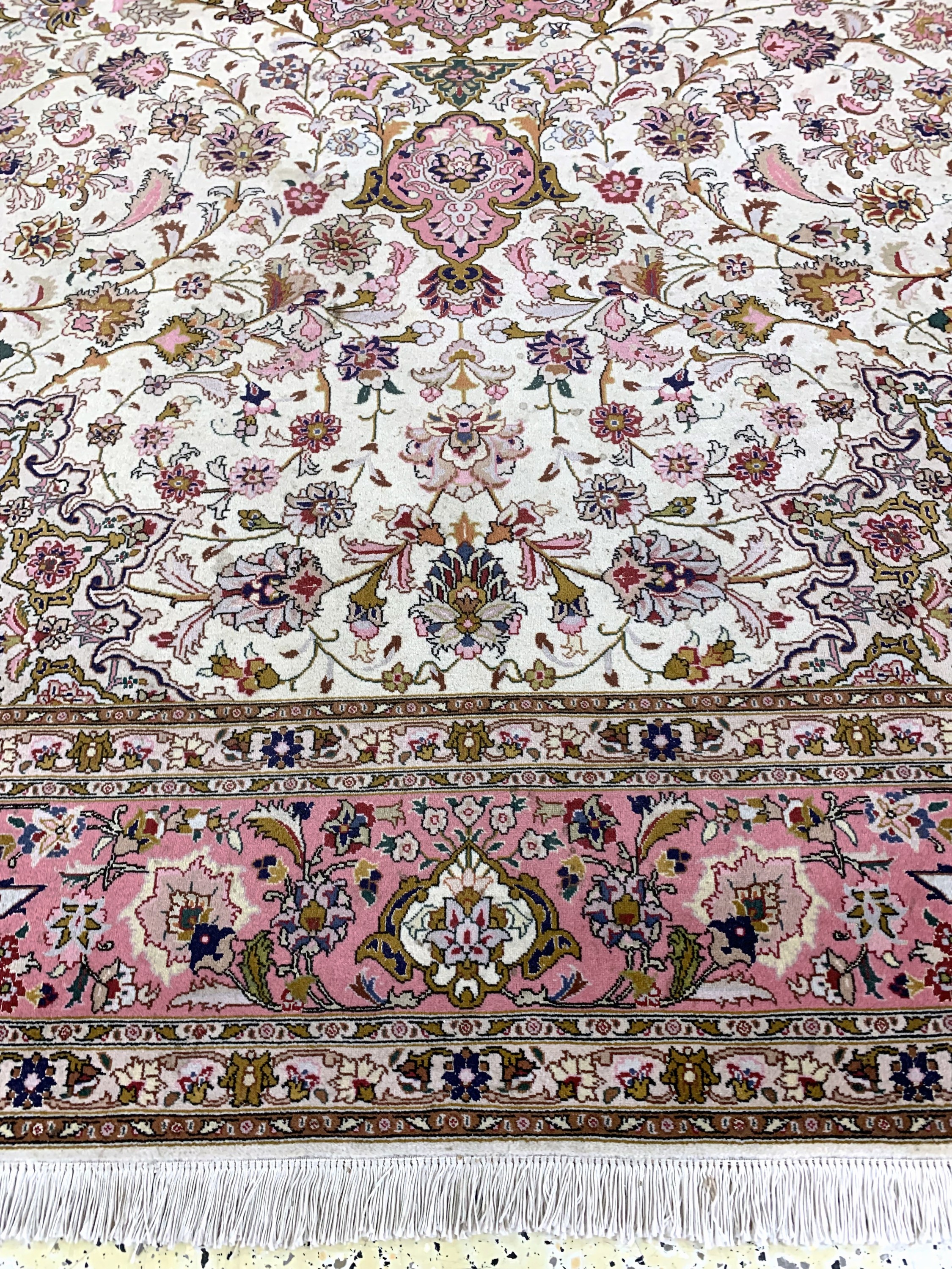 Detail f: Täbriz fein(50 Raj), Persien, Ende 20.Jhd, Korkwolle mit Seide, ca. 298 x 208 cm, ca. 500.000 Kn/qm, Reinigungsbedürftig, EHZ: 2