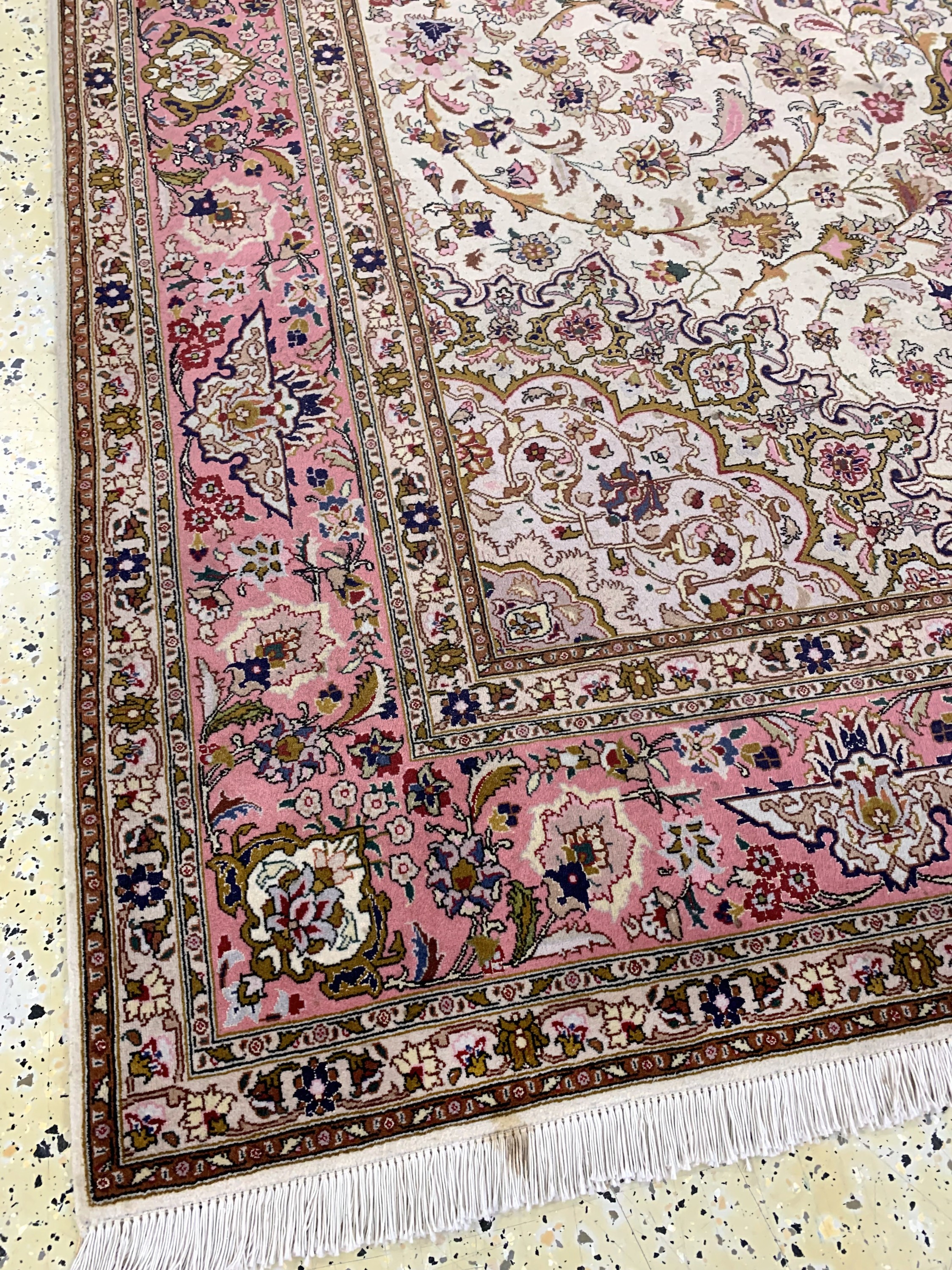 Detail g: Täbriz fein(50 Raj), Persien, Ende 20.Jhd, Korkwolle mit Seide, ca. 298 x 208 cm, ca. 500.000 Kn/qm, Reinigungsbedürftig, EHZ: 2