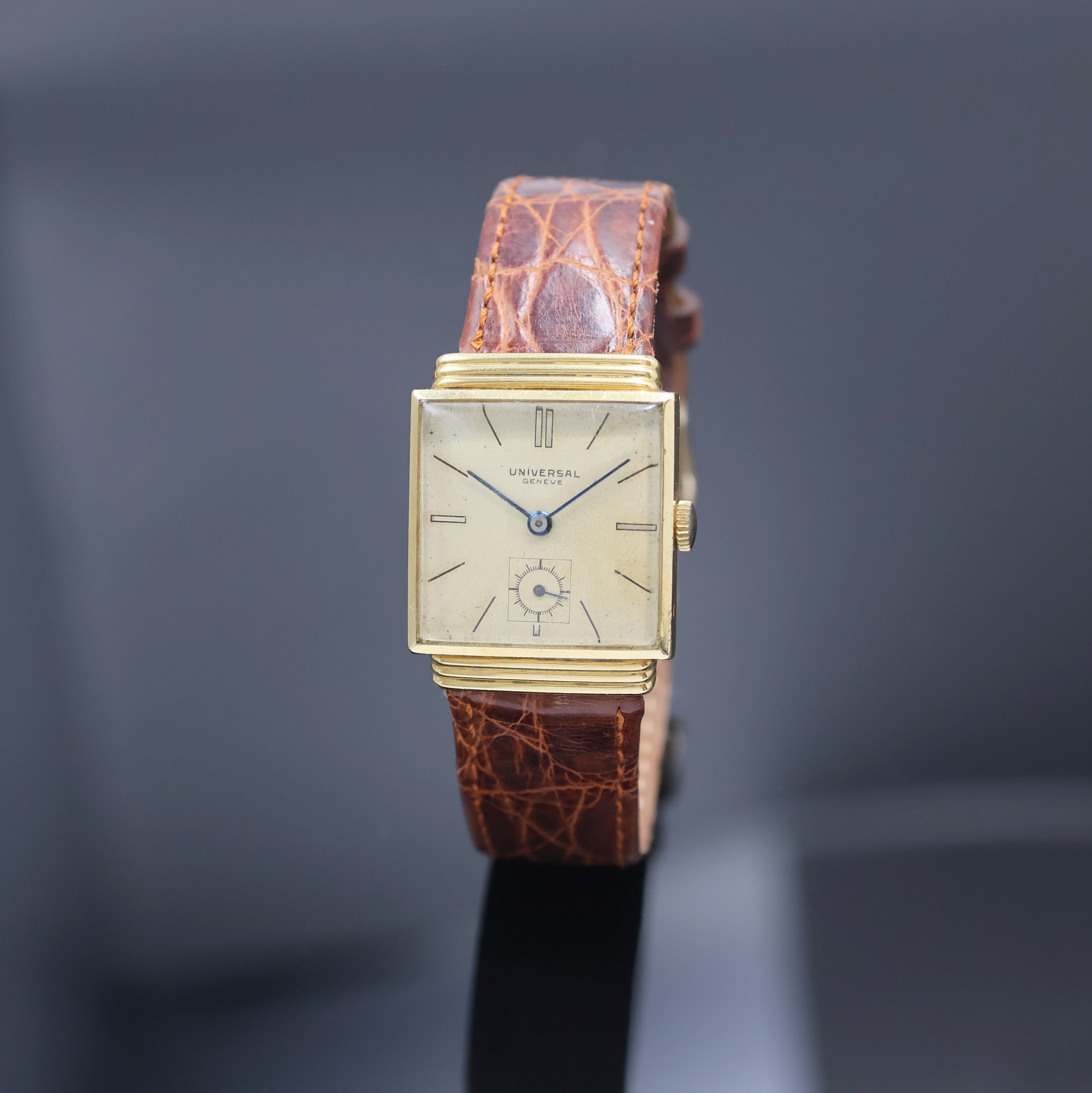 UNIVERSAL Geneve quadratische Armbanduhr mit verdeckten Anstößen in GG 750/000 Referenz 6196, Schweiz um 1940, Handaufzug, 2-teil. Geh., Boden ...