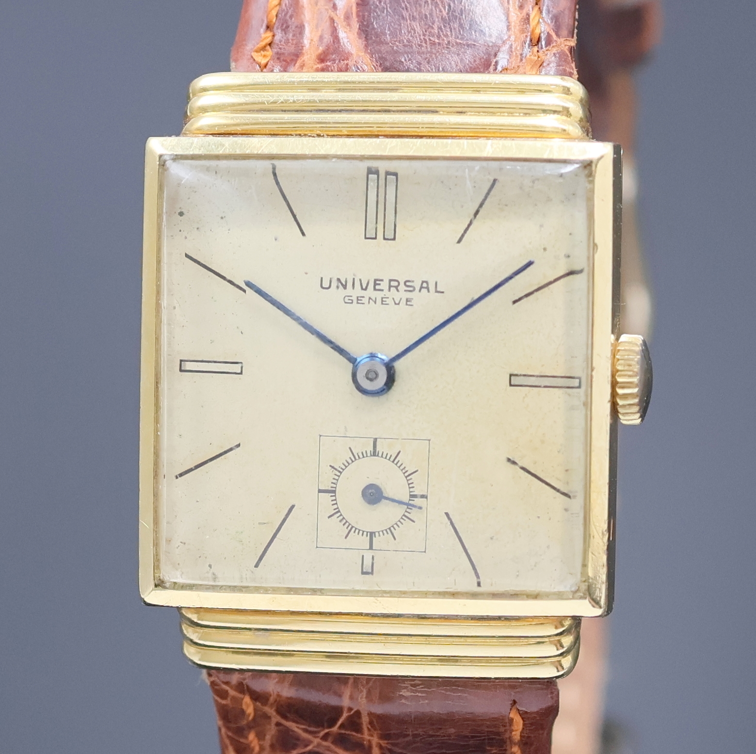 Detail a: UNIVERSAL Geneve quadratische Armbanduhr mit verdeckten Anstößen in GG 750/000 Referenz 6196, Schweiz um 1940, Handaufzug, 2-teil. Geh., Boden ...