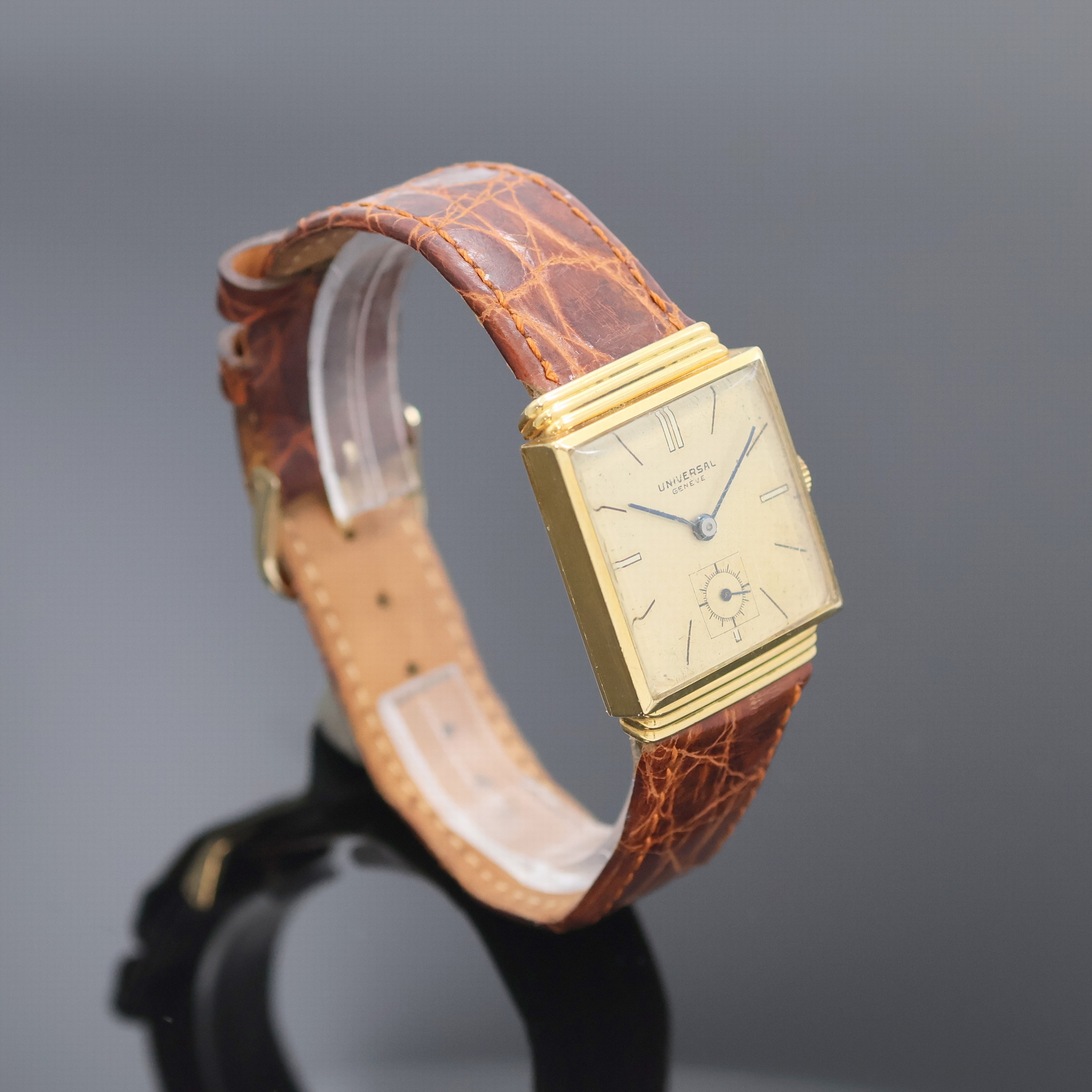 Detail b: UNIVERSAL Geneve quadratische Armbanduhr mit verdeckten Anstößen in GG 750/000 Referenz 6196, Schweiz um 1940, Handaufzug, 2-teil. Geh., Boden ...