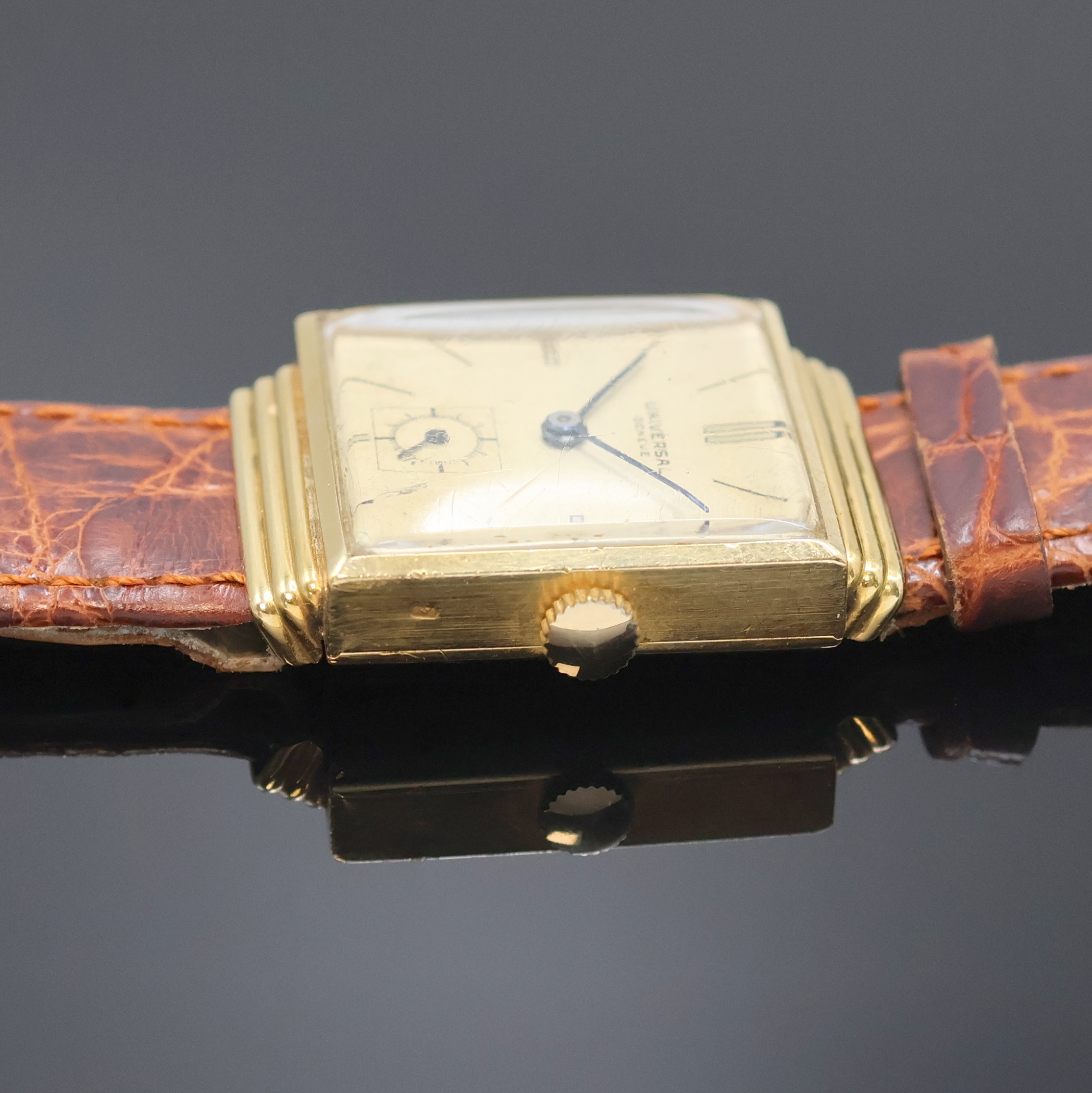Detail e: UNIVERSAL Geneve quadratische Armbanduhr mit verdeckten Anstößen in GG 750/000 Referenz 6196, Schweiz um 1940, Handaufzug, 2-teil. Geh., Boden ...