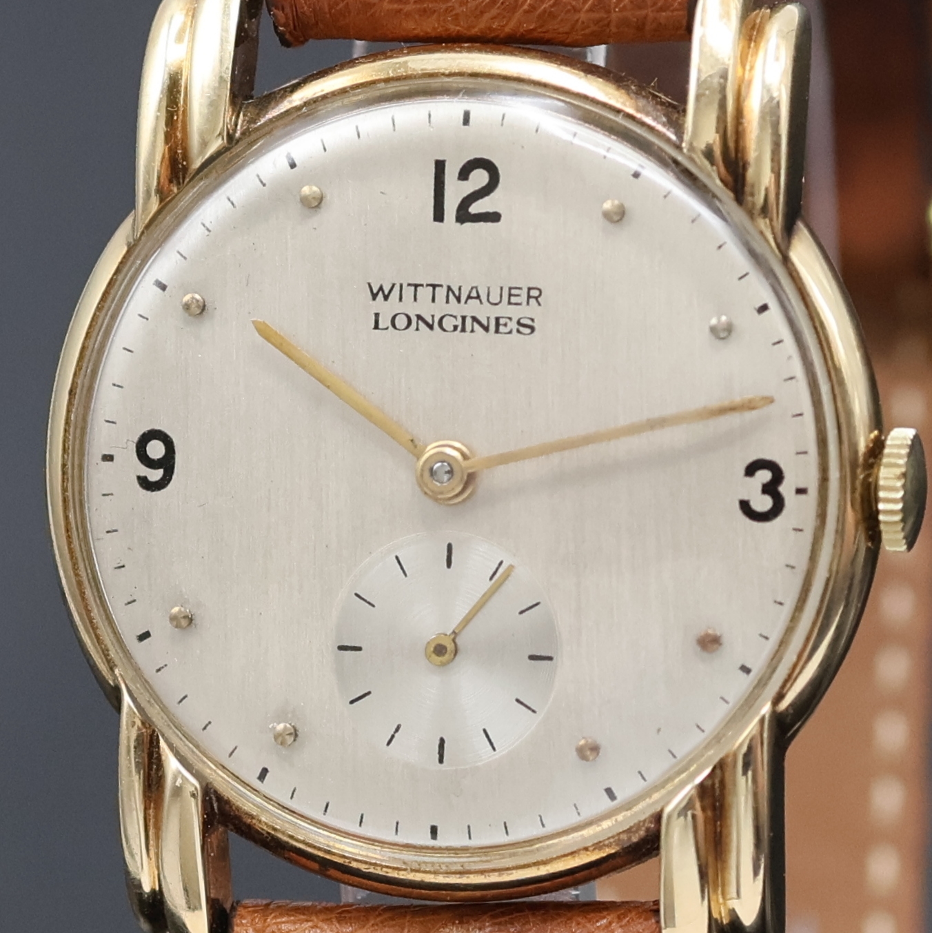 Detail a: WITTNAUER Armbanduhr in GG 750/000 mit restauriertem Zifferblatt, Schweiz um 1945, Handaufzug, 2-teil. Geh. m. ausgefallenen Anstößen, Boden ...