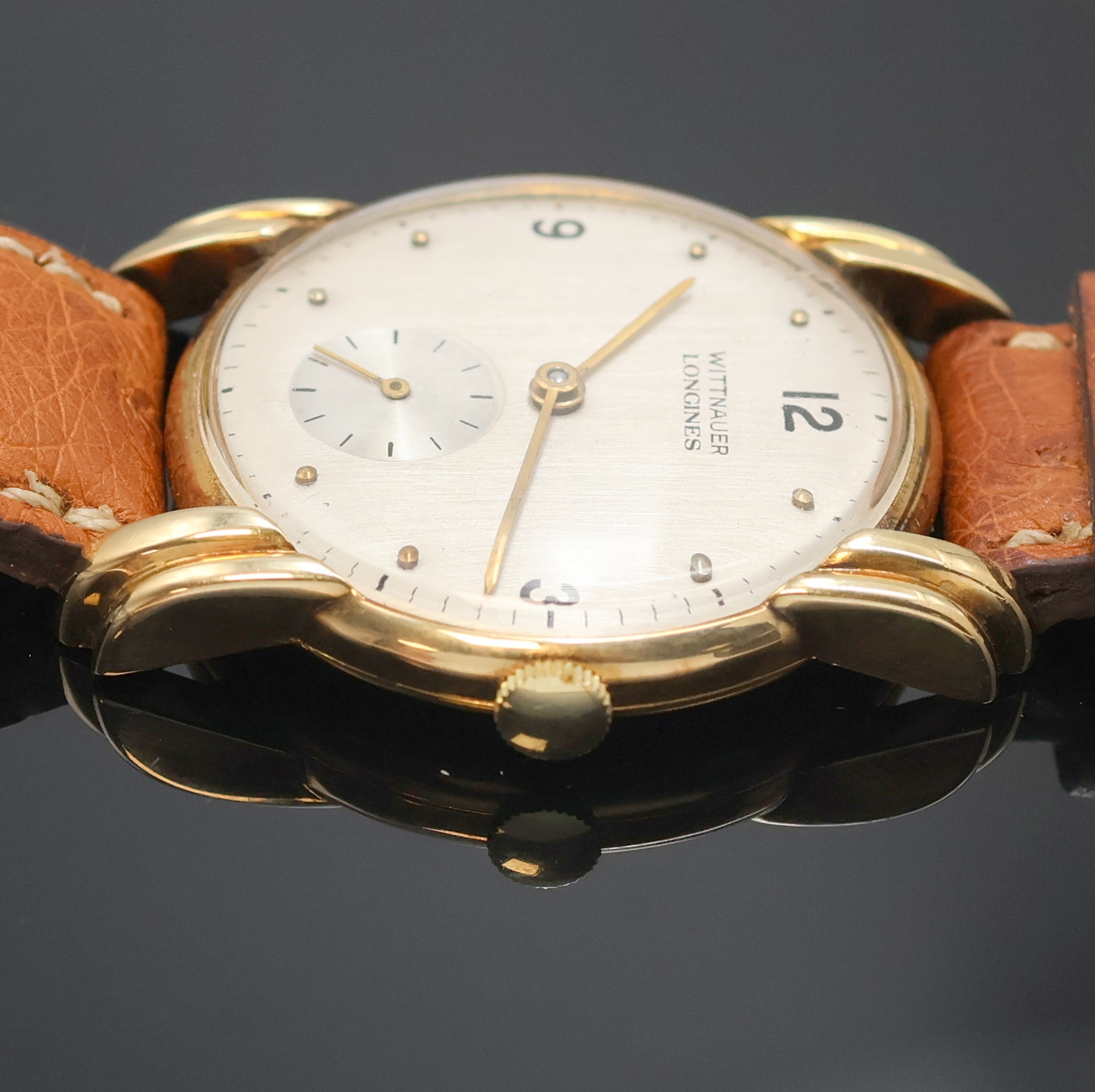 Detail e: WITTNAUER Armbanduhr in GG 750/000 mit restauriertem Zifferblatt, Schweiz um 1945, Handaufzug, 2-teil. Geh. m. ausgefallenen Anstößen, Boden ...