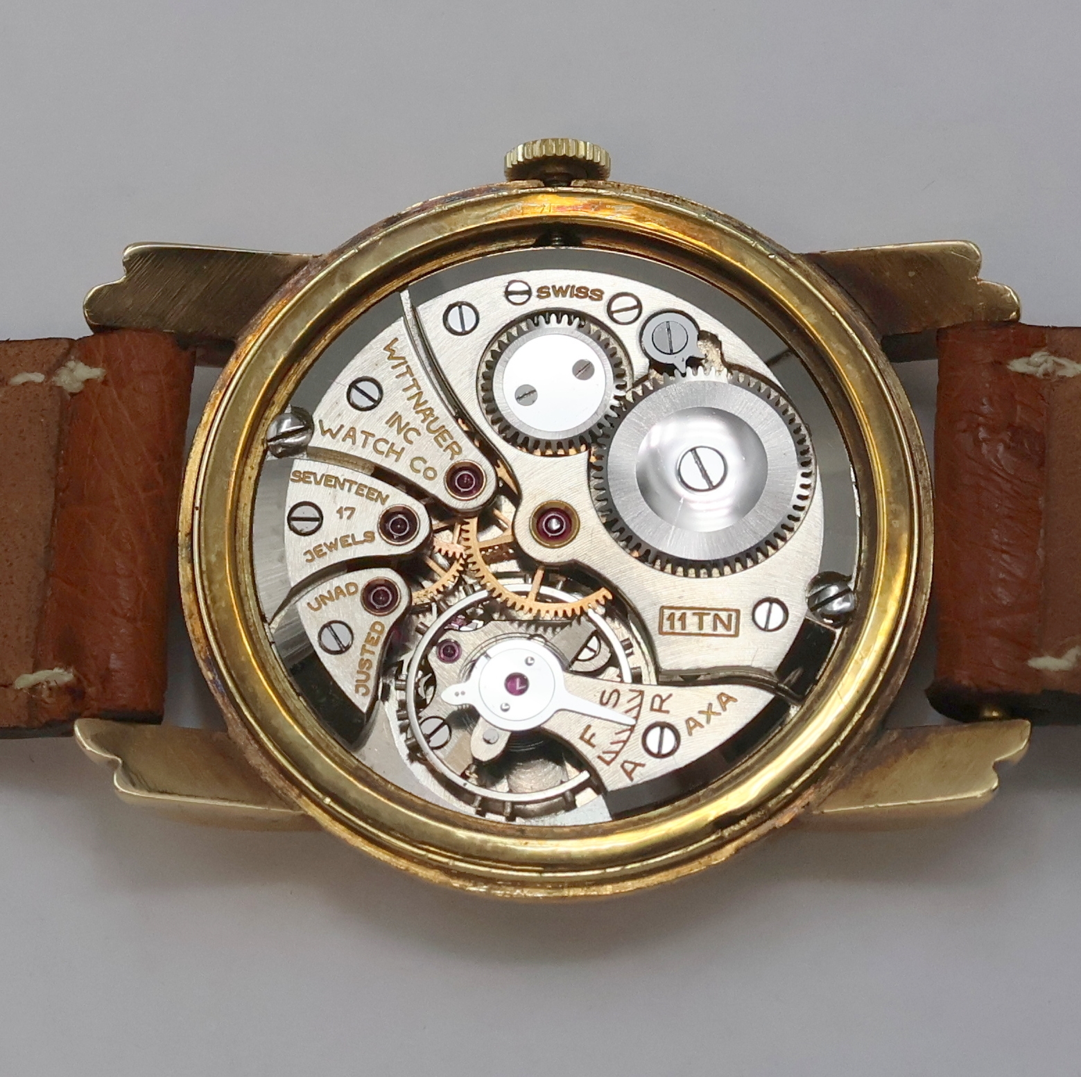 Detail g: WITTNAUER Armbanduhr in GG 750/000 mit restauriertem Zifferblatt, Schweiz um 1945, Handaufzug, 2-teil. Geh. m. ausgefallenen Anstößen, Boden ...