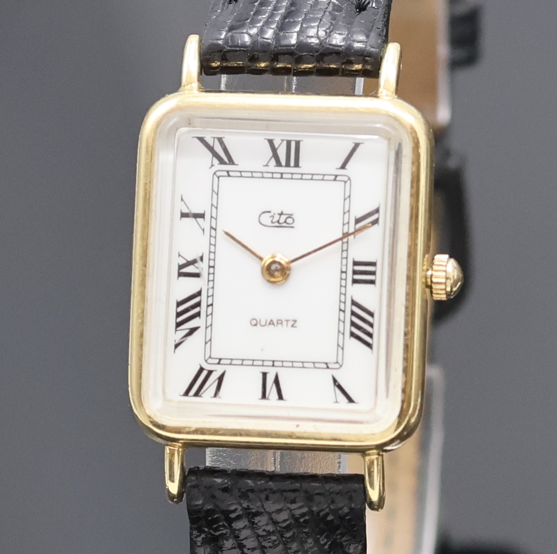 Detail a: JEAN MARCEL / CITO 2 rechteckige Damenarmbanduhren in GG 585/000, Schweiz um 1990, quarz, 2-teil. Geh., Böden aufgedr., 1) m. GG 585/000 Band, gold. ...