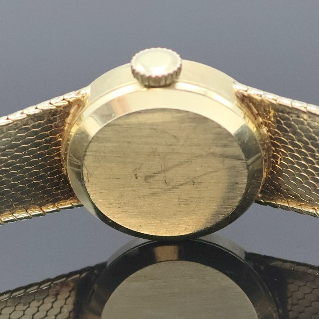 Detail d: TISSOT Damenarmbanduhr in GG 585/000, Schweiz um 1970, Handaufzug, 2-teil. Geh., Boden aufgedr., gold. Zifferbl., schwarze Zeiger, vernick. Werk Kal. ...