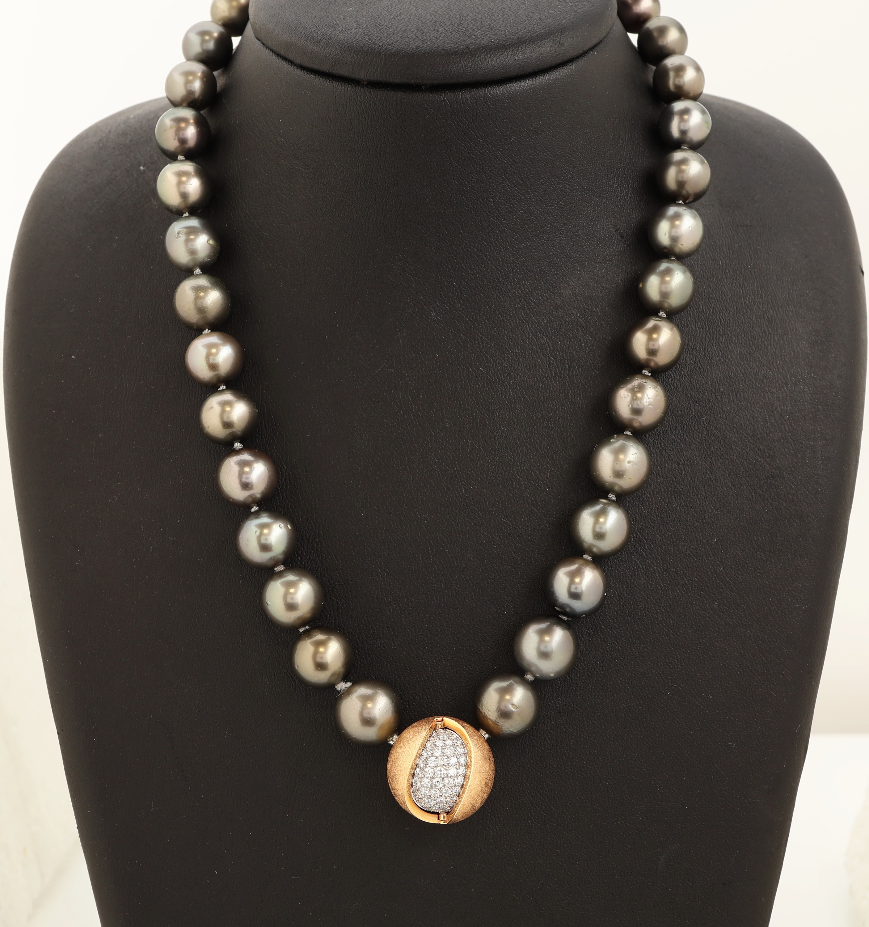 Zuchtperl-Collier mit 18 kt Gold JÖRG HEINZ Brillant-Schließe, GG/WG 750/000, Schließe Modell Mystery Sphere, Kette aus 36 Tahiti- Zuchtperlen ...
