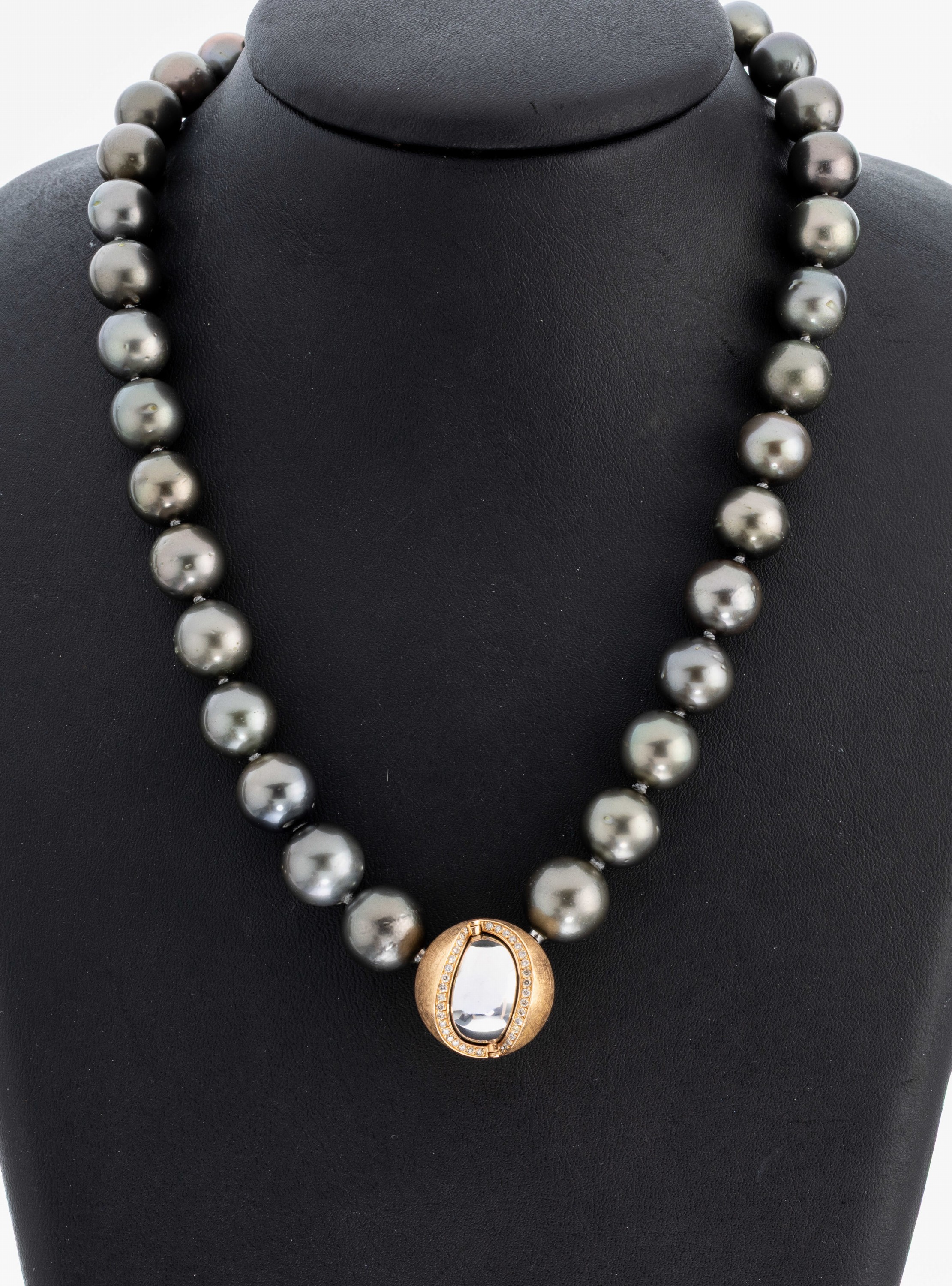 Detail a: Zuchtperl-Collier mit 18 kt Gold JÖRG HEINZ Brillant-Schließe, GG/WG 750/000, Schließe Modell Mystery Sphere, Kette aus 36 Tahiti- Zuchtperlen ...