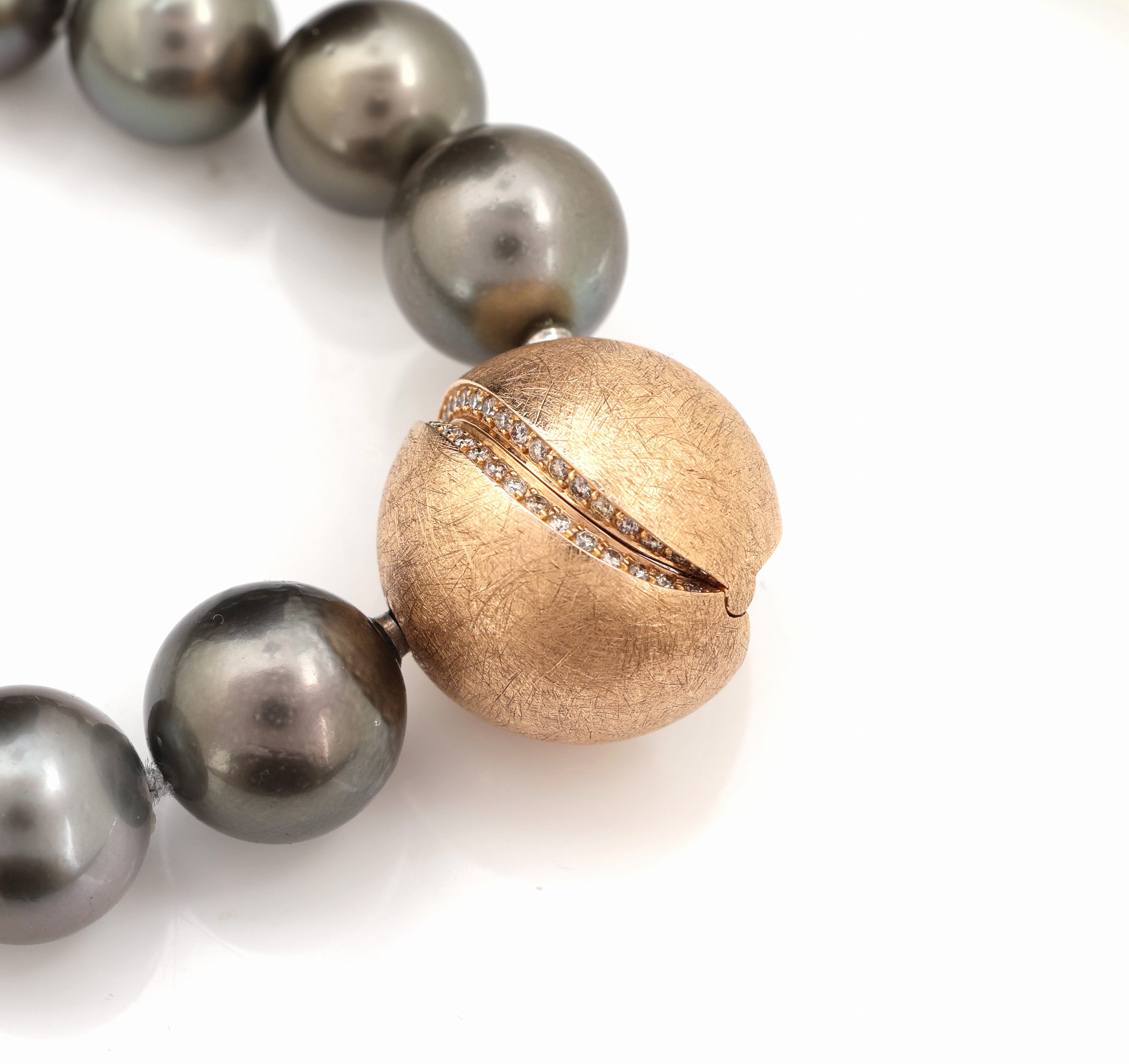 Detail b: Zuchtperl-Collier mit 18 kt Gold JÖRG HEINZ Brillant-Schließe, GG/WG 750/000, Schließe Modell Mystery Sphere, Kette aus 36 Tahiti- Zuchtperlen ...