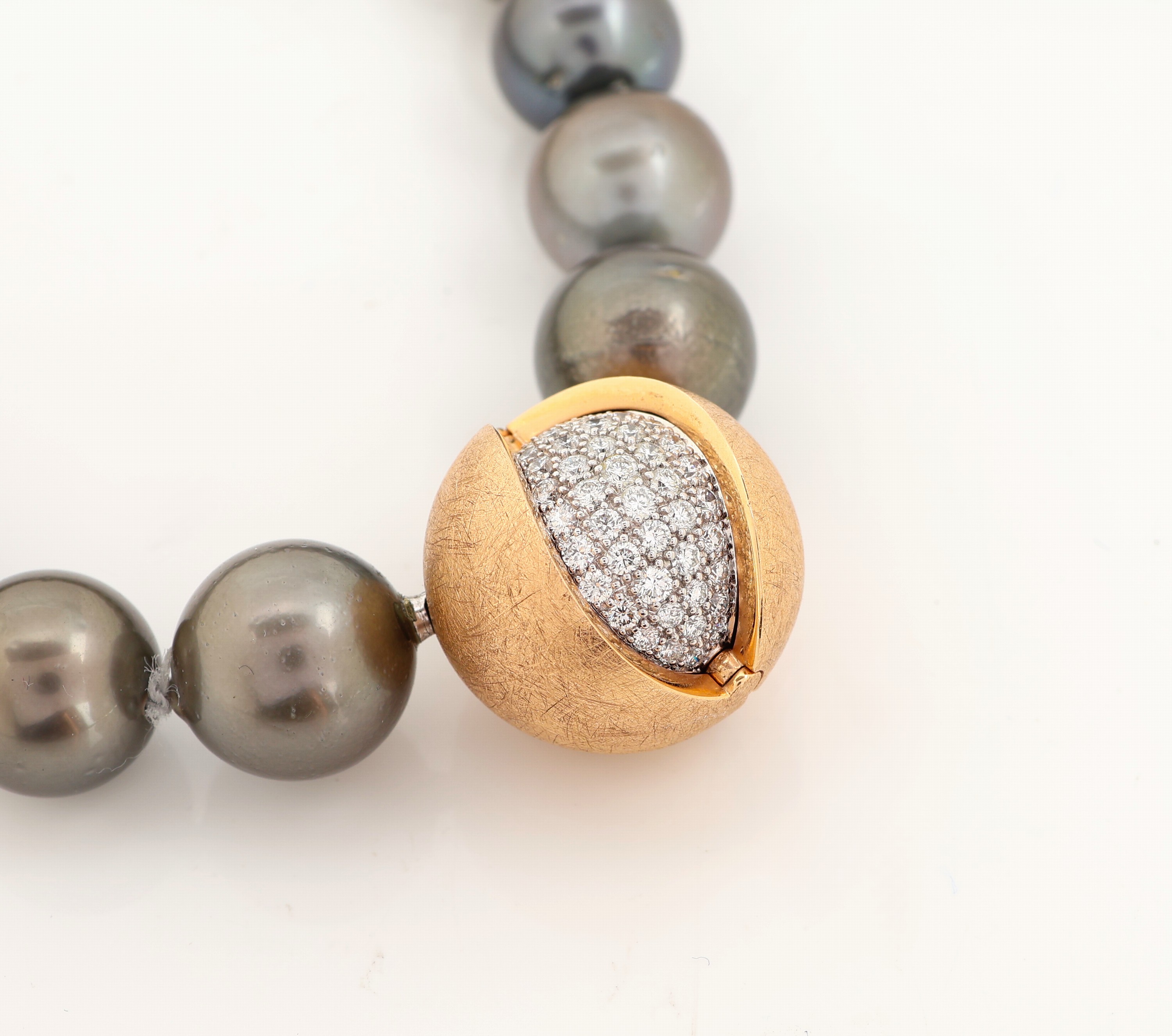Detail c: Zuchtperl-Collier mit 18 kt Gold JÖRG HEINZ Brillant-Schließe, GG/WG 750/000, Schließe Modell Mystery Sphere, Kette aus 36 Tahiti- Zuchtperlen ...