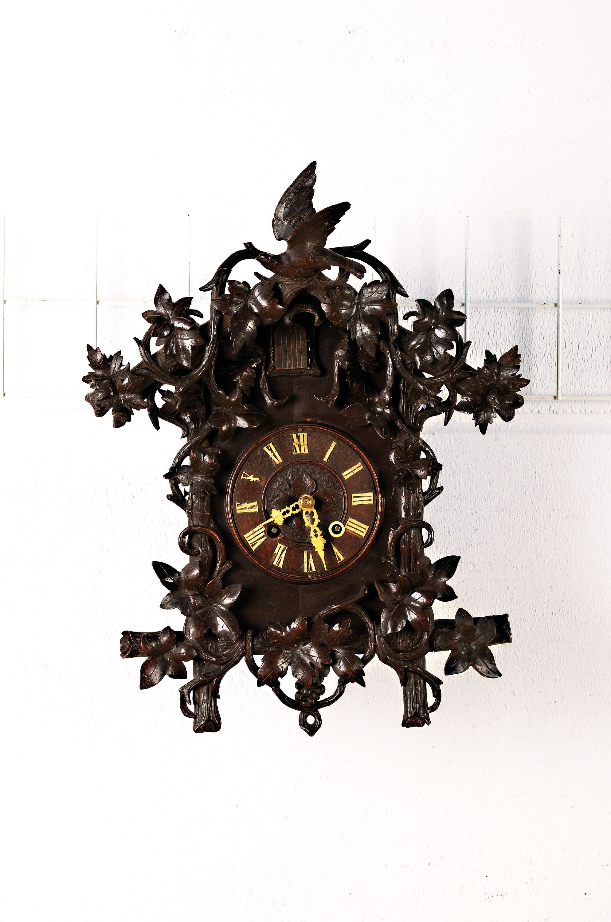 Image 26970914 - Kuckucksuhr, Schwarzwald, um 1880, dunkel gebeiztes Gehäuse mit Weinlaub, geschnitzt im ...