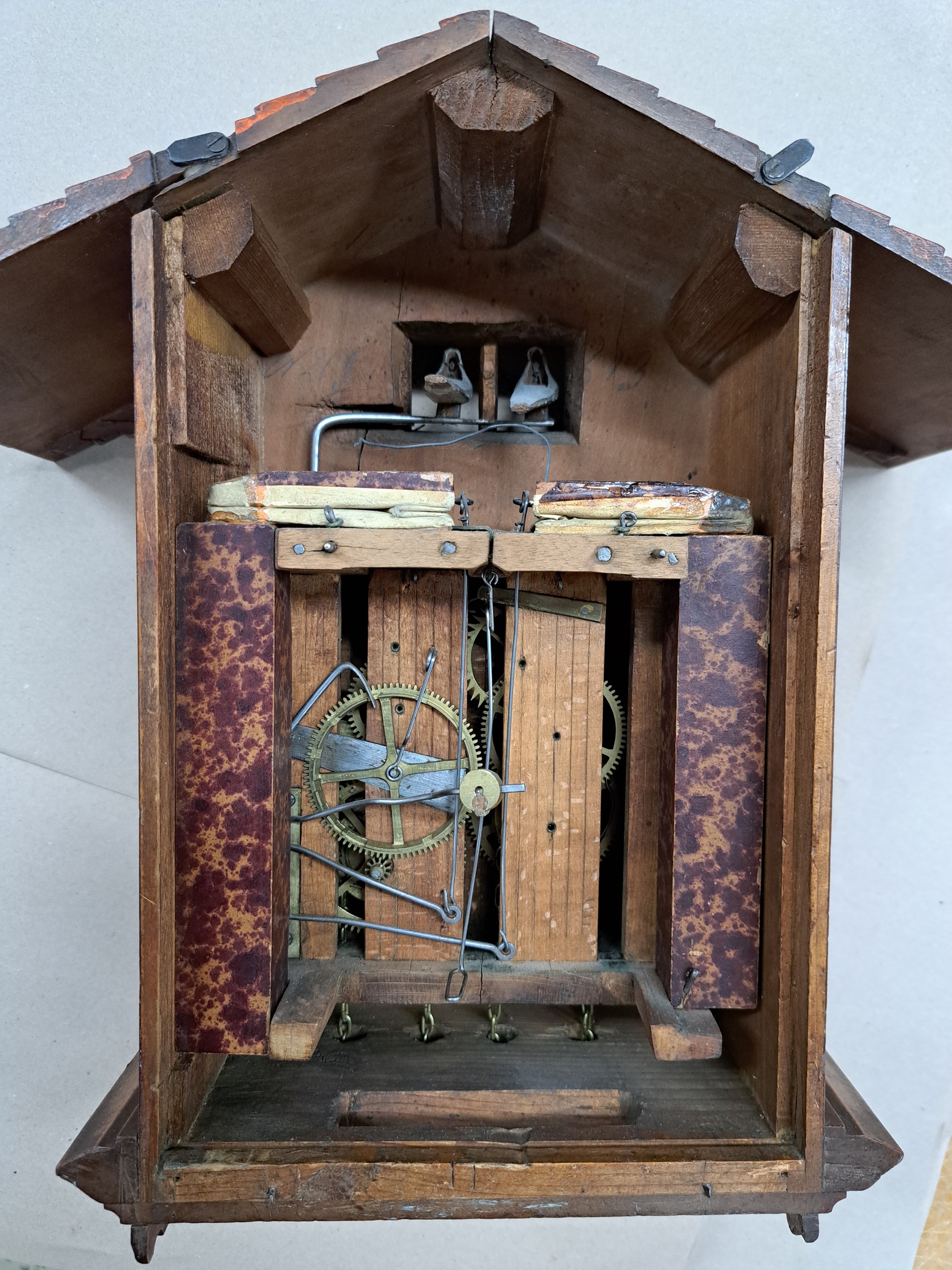 Detail a: Sehr seltene Wanduhr, sog. Doppelkuckuck, Schwarzwald um 1880/1900, Holzgehäuse in feiner Ausführung, mit geschnitzten Dachziegeln, beide Türen ...