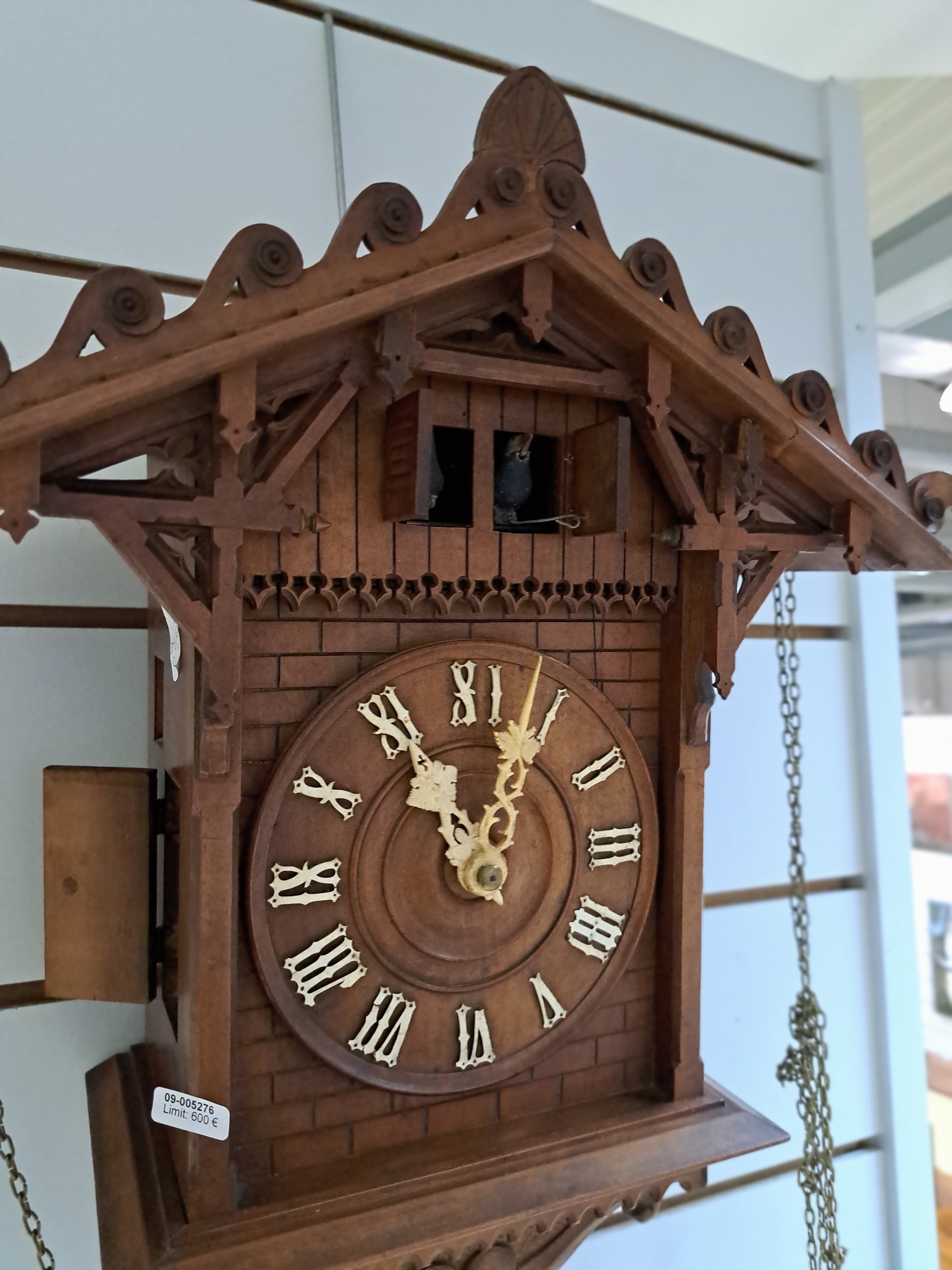 Detail b: Sehr seltene Wanduhr, sog. Doppelkuckuck, Schwarzwald um 1880/1900, Holzgehäuse in feiner Ausführung, mit geschnitzten Dachziegeln, beide Türen ...