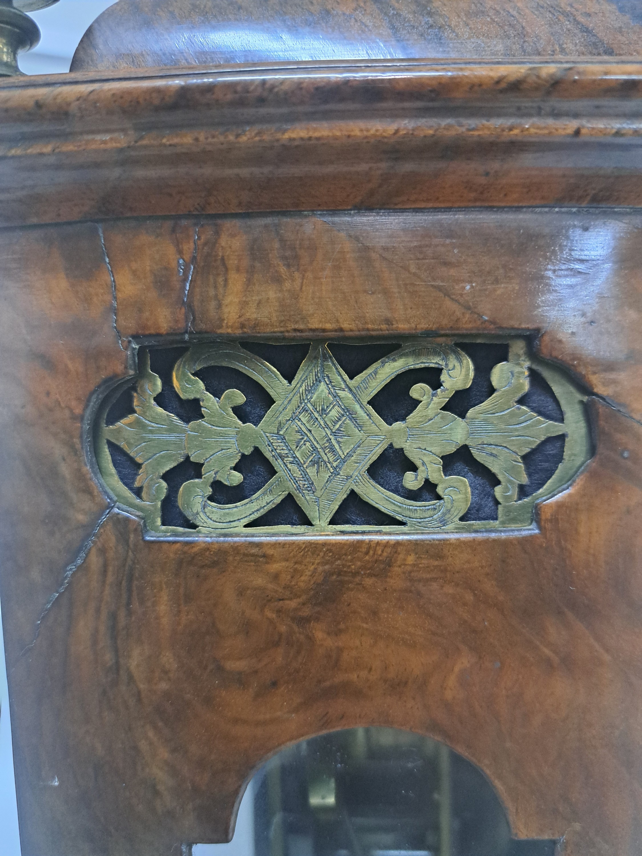Detail g: Barockuhr, Förster in Wien, Ende 18. Jh., Nußbaumgehäuse, Sockelleiste spannungsrissig, allseitig verglast, Bogenzifferblatt Messing, im Arkus ...