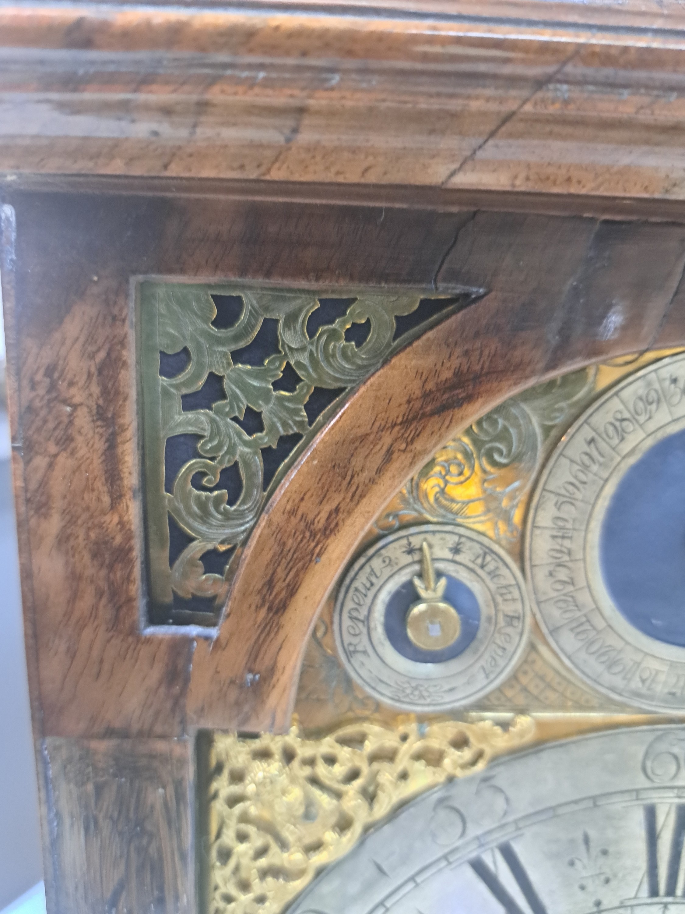 Detail h: Barockuhr, Förster in Wien, Ende 18. Jh., Nußbaumgehäuse, Sockelleiste spannungsrissig, allseitig verglast, Bogenzifferblatt Messing, im Arkus ...