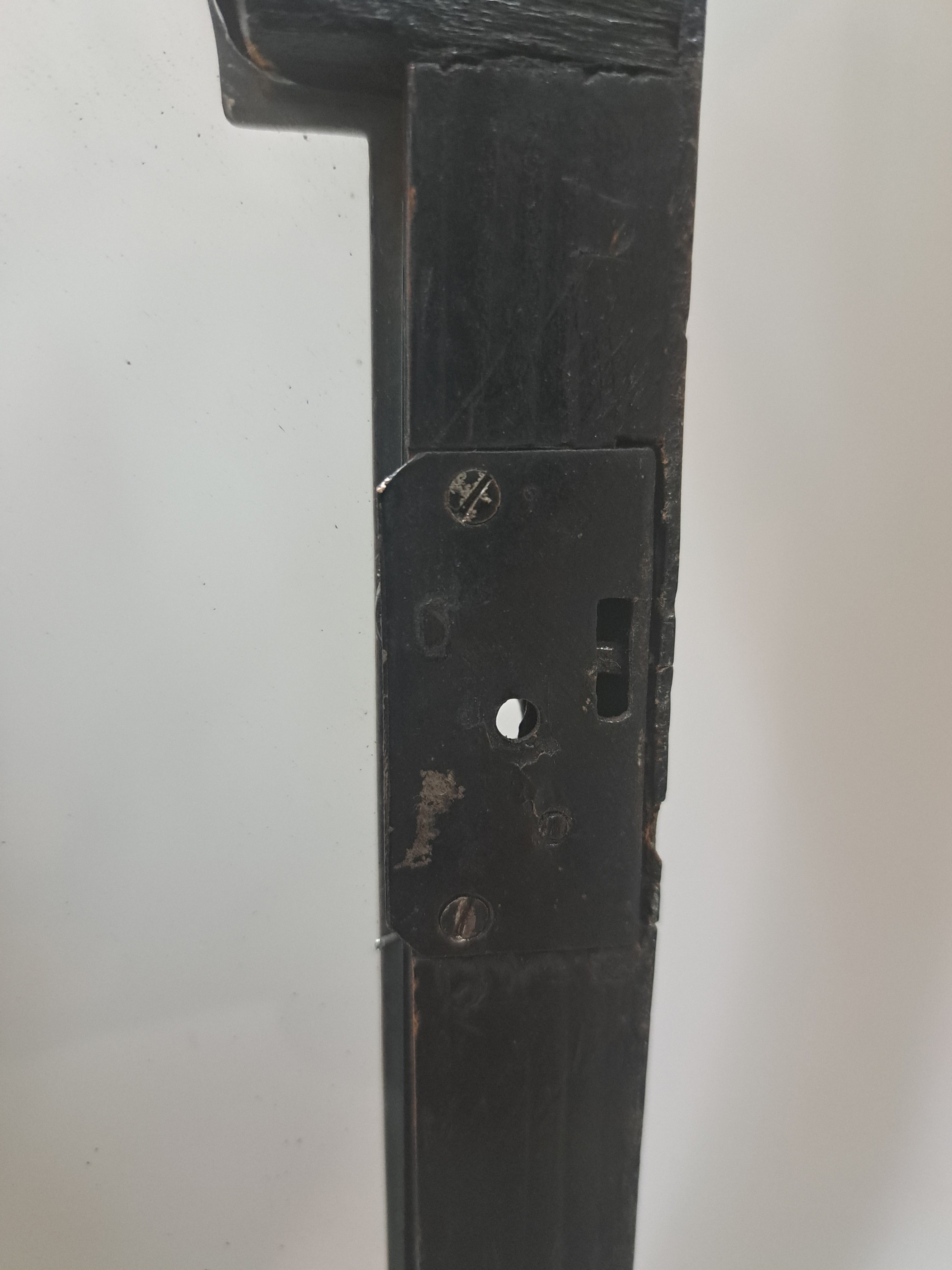 Detail j: Barockuhr, Förster in Wien, Ende 18. Jh., Nußbaumgehäuse, Sockelleiste spannungsrissig, allseitig verglast, Bogenzifferblatt Messing, im Arkus ...