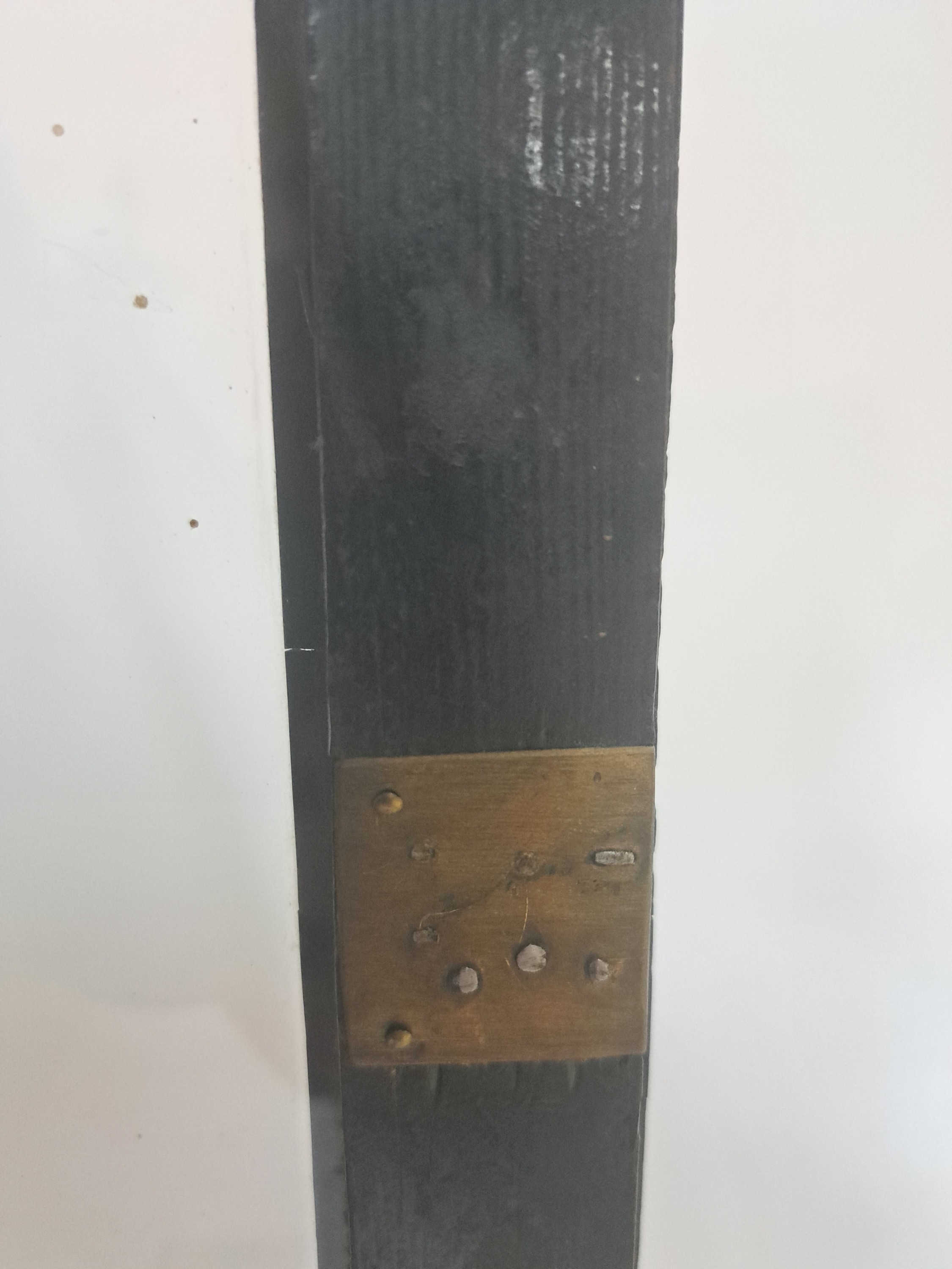 Detail k: Barockuhr, Förster in Wien, Ende 18. Jh., Nußbaumgehäuse, Sockelleiste spannungsrissig, allseitig verglast, Bogenzifferblatt Messing, im Arkus ...