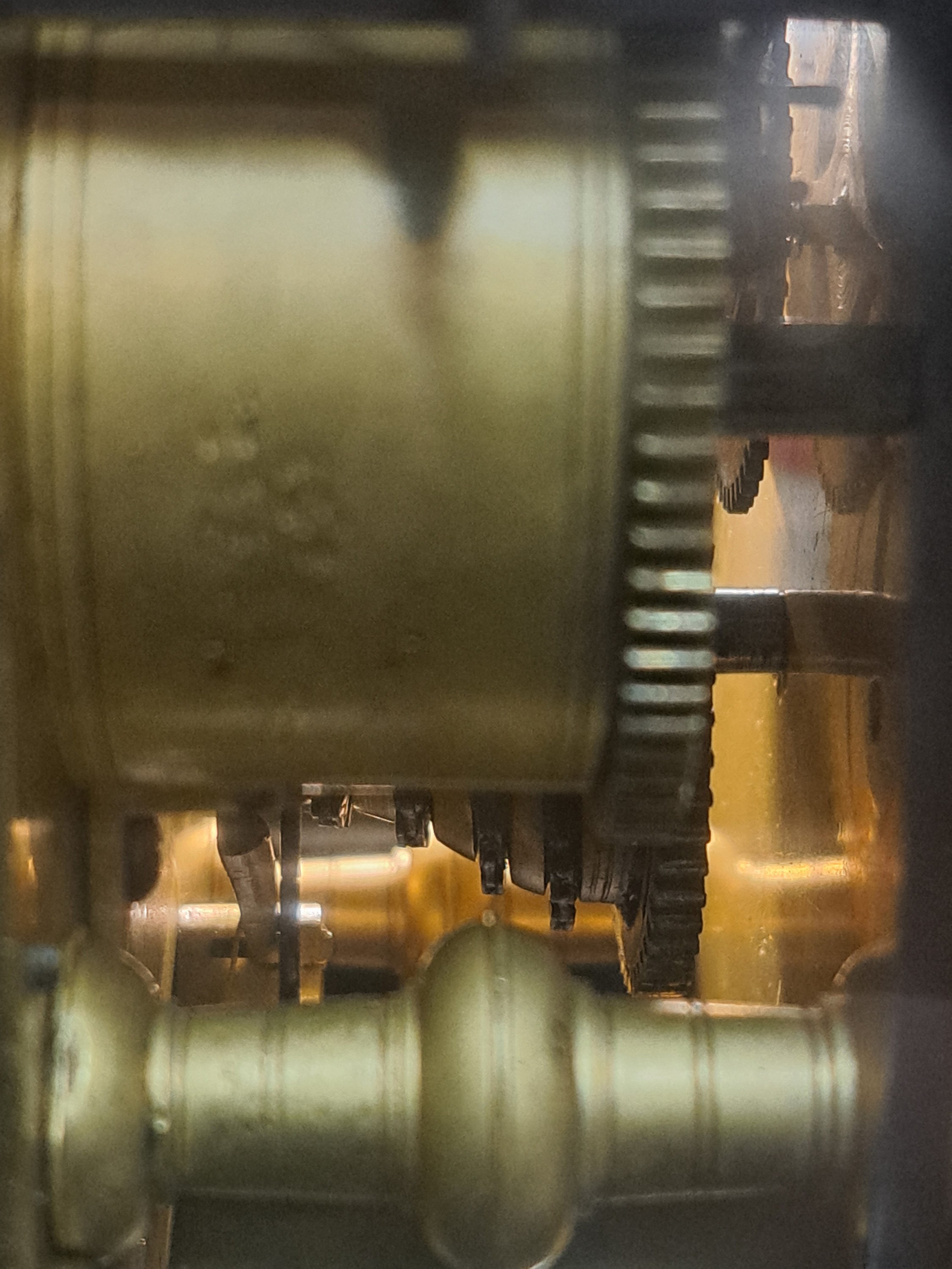 Detail m: Barockuhr, Förster in Wien, Ende 18. Jh., Nußbaumgehäuse, Sockelleiste spannungsrissig, allseitig verglast, Bogenzifferblatt Messing, im Arkus ...